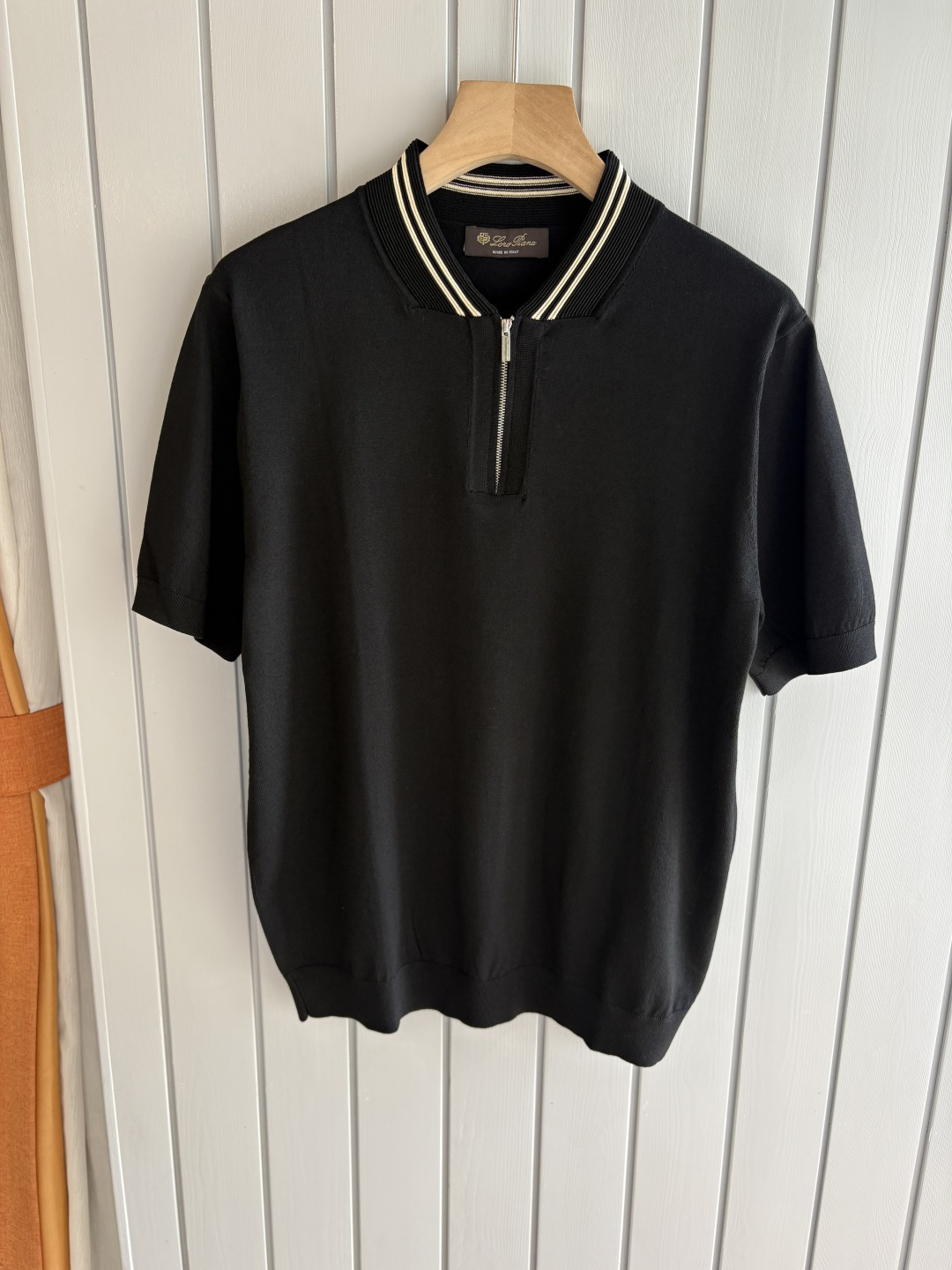 NO:486563,Time-consuming King' diamond jacquard design selects ultra-fine high-quality yarn lapel short-sleeved men's collection 'Time-consuming King' round neck and elegant craftsmanship, which is high-end when touching the skin. Craftsmanship and diamond hollow jacquard, three-dimensional diamond jacquard that takes several months to carve, woven architectural aesthetic texture between warp and weft, and the light and shadow penetrate, showing low-key luxury when light and shadow penetrate, and every move shows low-key luxury. Classic grid lapel short-sleeved design Simple lapel outlines neat lines, short-sleeved cut adapts to multiple scenes - layered suits during business meetings show elegance, casual wear reveals gentleman's taste, and the collection style never fades. The ultimate quality testimony of details Precision cutting ensures that the seams are flat, the bone position is reinforced and durable without deformation; the neckline threads have been washed and tested, and they are still as crisp as new as they wear for a long time, and every detail is a testimony of 'time-consuming'. 1 yard M-3XL001  020, T-shirt,business suit,alexander wang19860909耗时王”菱形提花设计甄选超细优质纱线翻领短袖男士典藏款「耗时王」圆领奢雅工艺,触肤即高阶. 匠心底蕴菱形镂空提花 耗时数月雕琢的立体菱形提花,经纬间织就建筑美学肌理,光影穿透时显隐交错,举手投足尽展低调奢华. 经典型格翻领短袖设计 简约翻领勾勒利落线条,短袖剪裁适配多场景——商务会晤时叠搭西装显儒雅,休闲时光单穿流露绅士品味,典藏款型永不褪色. 细节至臻品质见证 精密车工确保接缝平整,骨位加固耐穿不变形；领口螺纹经水洗测试,久穿仍挺括如新,每一处细节皆为「耗时」证言. 一 码数M-3XL001 020,,T-shirt,business suit,alexander wang,Men's clothing