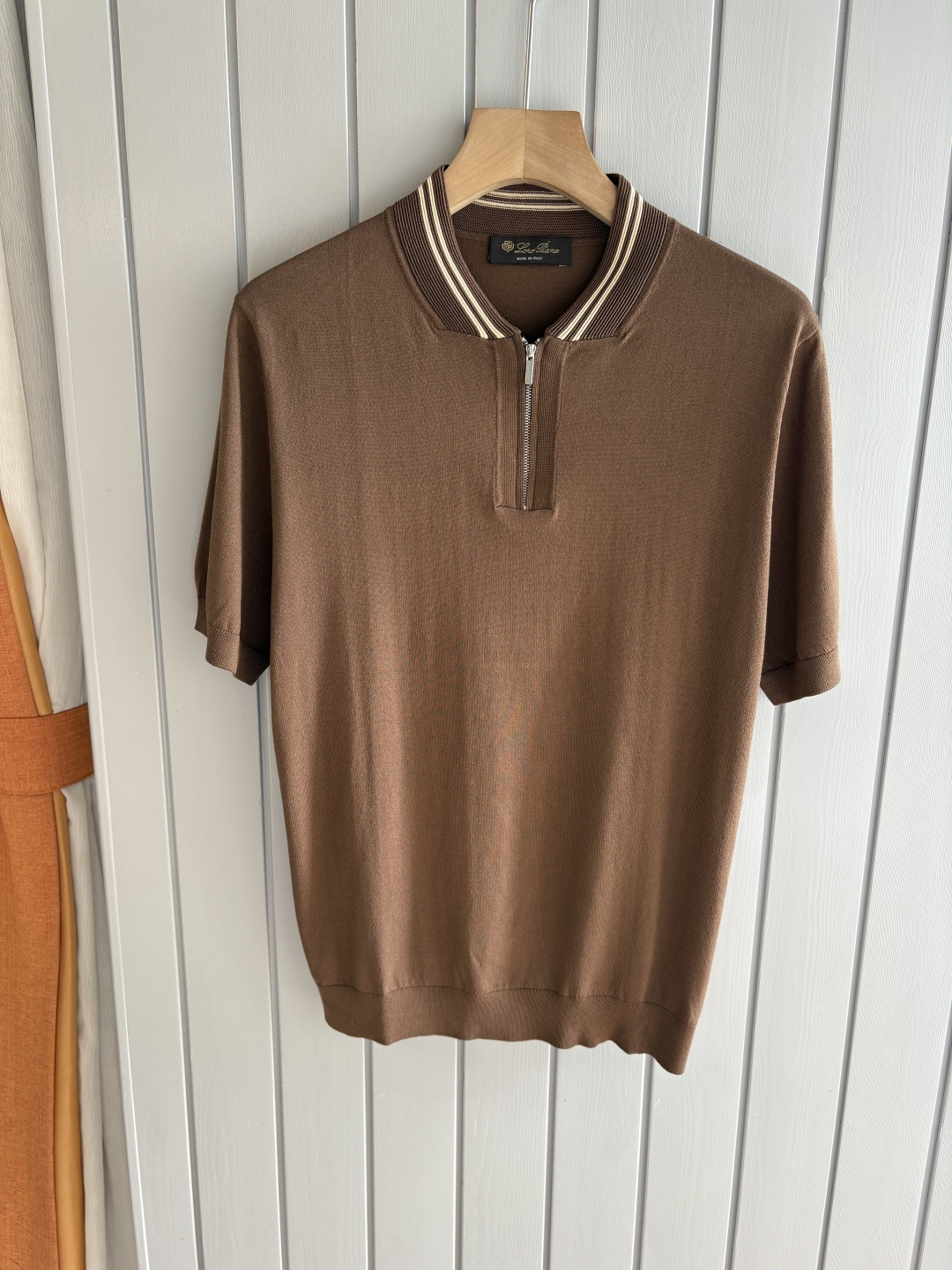 NO:458799,Time-consuming King' diamond jacquard design selects ultra-fine high-quality yarn containing 20% ​​goat 80% mulberry silk lapel short-sleeved men's collection 'Time-consuming King' round neck and elegant craftsmanship, touching the skin with high-end style. Craftsmanship is ingenious and diamond hollow jacquard. The three-dimensional rhombus jacquard that takes several months to carve, woven architectural aesthetic texture between warp and weft, and the light and shadow penetrate, showing low-key luxury. Luxury material is natural 20% cashmere % mulberry silk Selects ultra-fine high-quality yarn, which combines 20% Inner Mongolia white velvet cashmere soft and skin-friendly, and the smooth draping of 80% mulberry silk, light as if nothing is, but luxurious, and wears close to the body like a cloud caress. Classic lattice lapel short-sleeved design  Simple lapel outlines neat lines, short-sleeved tailoring is suitable for multiple scenes - the layered suits during business meetings show elegance, casual wear reveals gentleman's taste, and the collection style never fades. The ultimate quality testifies the precision turning worker to ensure that the seams are flat, the bone position is reinforced and durable and does not deform; the neckline threads have been washed and tested, and they are still as crisp as new as they wear for a long time, and every detail is a testimony of 'time-consuming'. 1. Number M-3XL001. Item number. Optional color. Default, T-shirt, business suit, alexander wang19860909耗时王”菱形提花设计甄选超细优质纱线含20 ％山羊80 ％桑蚕丝翻领短袖男士典藏款「耗时王」圆领奢雅工艺,触肤即高阶. 匠心底蕴菱形镂空提花 耗时数月雕琢的立体菱形提花,经纬间织就建筑美学肌理,光影穿透时显隐交错,举手投足尽展低调奢华. 奢材天成20 ％山羊绒 ％桑蚕丝 甄选超细优质纱线,融合20 ％内蒙古白绒山羊绒的软糯亲肤,与80 ％桑蚕丝的柔滑垂坠,轻若无物却奢感天成,贴身穿着如云端轻抚. 经典型格翻领短袖设计 简约翻领勾勒利落线条,短袖剪裁适配多场景——商务会晤时叠搭西装显儒雅,休闲时光单穿流露绅士品味,典藏款型永不褪色. 细节至臻品质见证 精密车工确保接缝平整,骨位加固耐穿不变形；领口螺纹经水洗测试,久穿仍挺括如新,每一处细节皆为「耗时」证言. 一 码数M-3XL001 货号 选填 颜色 默认,,T-shirt,business suit,alexander wang,Men's clothing