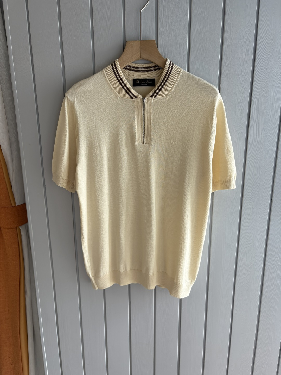 NO:458796,Time-consuming King' diamond jacquard design selects ultra-fine high-quality yarn containing 20% ​​goat 80% mulberry silk lapel short-sleeved men's collection 'Time-consuming King' round neck and elegant craftsmanship, touching the skin with high-end style. Craftsmanship is ingenious and diamond hollow jacquard. The three-dimensional rhombus jacquard that takes several months to carve, woven architectural aesthetic texture between warp and weft, and the light and shadow penetrate, showing low-key luxury. Luxury material is natural 20% cashmere % mulberry silk Selects ultra-fine high-quality yarn, which combines 20% Inner Mongolia white velvet cashmere soft and skin-friendly, and the smooth draping of 80% mulberry silk, light as if nothing is, but luxurious, and wears close to the body like a cloud caress. Classic lattice lapel short-sleeved design  Simple lapel outlines neat lines, short-sleeved tailoring is suitable for multiple scenes - the layered suits during business meetings show elegance, casual wear reveals gentleman's taste, and the collection style never fades. The ultimate quality testifies the precision turning worker to ensure that the seams are flat, the bone position is reinforced and durable without deformation; the neckline threads have been washed and tested, and they are still as crisp as new as they wear for a long time, and every detail is a testimony of 'time-consuming'. 1. Number M-3XL001. Item number. Optional color. Default, T-shirt, business suit, alexander wang19860909耗时王”菱形提花设计甄选超细优质纱线含20 ％山羊80 ％桑蚕丝翻领短袖男士典藏款「耗时王」圆领奢雅工艺,触肤即高阶. 匠心底蕴菱形镂空提花 耗时数月雕琢的立体菱形提花,经纬间织就建筑美学肌理,光影穿透时显隐交错,举手投足尽展低调奢华. 奢材天成20 ％山羊绒 ％桑蚕丝 甄选超细优质纱线,融合20 ％内蒙古白绒山羊绒的软糯亲肤,与80 ％桑蚕丝的柔滑垂坠,轻若无物却奢感天成,贴身穿着如云端轻抚. 经典型格翻领短袖设计 简约翻领勾勒利落线条,短袖剪裁适配多场景——商务会晤时叠搭西装显儒雅,休闲时光单穿流露绅士品味,典藏款型永不褪色. 细节至臻品质见证 精密车工确保接缝平整,骨位加固耐穿不变形；领口螺纹经水洗测试,久穿仍挺括如新,每一处细节皆为「耗时」证言. 一 码数M-3XL001 货号 选填 颜色 默认,,T-shirt,business suit,alexander wang,Men's clothing