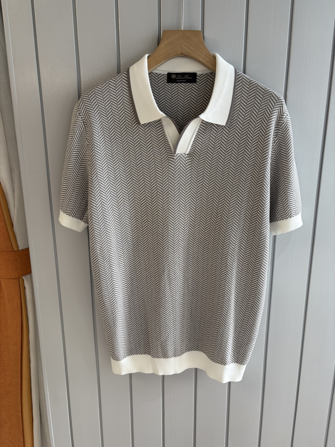 NO:454418,Time-consuming King' diamond jacquard design selects ultra-fine high-quality yarn lapel short-sleeved men's collection 'Time-consuming King' round neck and elegant craftsmanship, which touches the skin with high-end style. The ingenuity of diamond hollow jacquard is a three-dimensional diamond jacquard that takes months to carve. The architectural aesthetic texture is weaved between warp and weft. The light and shadow penetrate through, and the gestures show low-key luxury. Classic grid lapel short-sleeved design Simple lapel outlines neat lines, and short-sleeved tailoring is suitable for multiple scenes - the layered suit during business meetings shows elegance, casual wear reveals gentleman's taste, and the collection style never fades. The ultimate quality testimony of details Precision turning ensures that the seams are flat, the bone position is reinforced and durable without deformation; the neckline threads have been washed and tested, and they are still as crisp as new as they wear for a long time, and every detail is a testimony of 'time-consuming'.  Code number M-3XL001, T-shirt, business suit, alexander wang19860909耗时王”菱形提花设计甄选超细优质纱线翻领短袖男士典藏款「耗时王」圆领奢雅工艺,触肤即高阶. 匠心底蕴菱形镂空提花 耗时数月雕琢的立体菱形提花,经纬间织就建筑美学肌理,光影穿透时显隐交错,举手投足尽展低调奢华. 经典型格翻领短袖设计 简约翻领勾勒利落线条,短袖剪裁适配多场景——商务会晤时叠搭西装显儒雅,休闲时光单穿流露绅士品味,典藏款型永不褪色. 细节至臻品质见证 精密车工确保接缝平整,骨位加固耐穿不变形；领口螺纹经水洗测试,久穿仍挺括如新,每一处细节皆为「耗时」证言. 码数M-3XL001,,T-shirt,business suit,alexander wang,Men's clothing