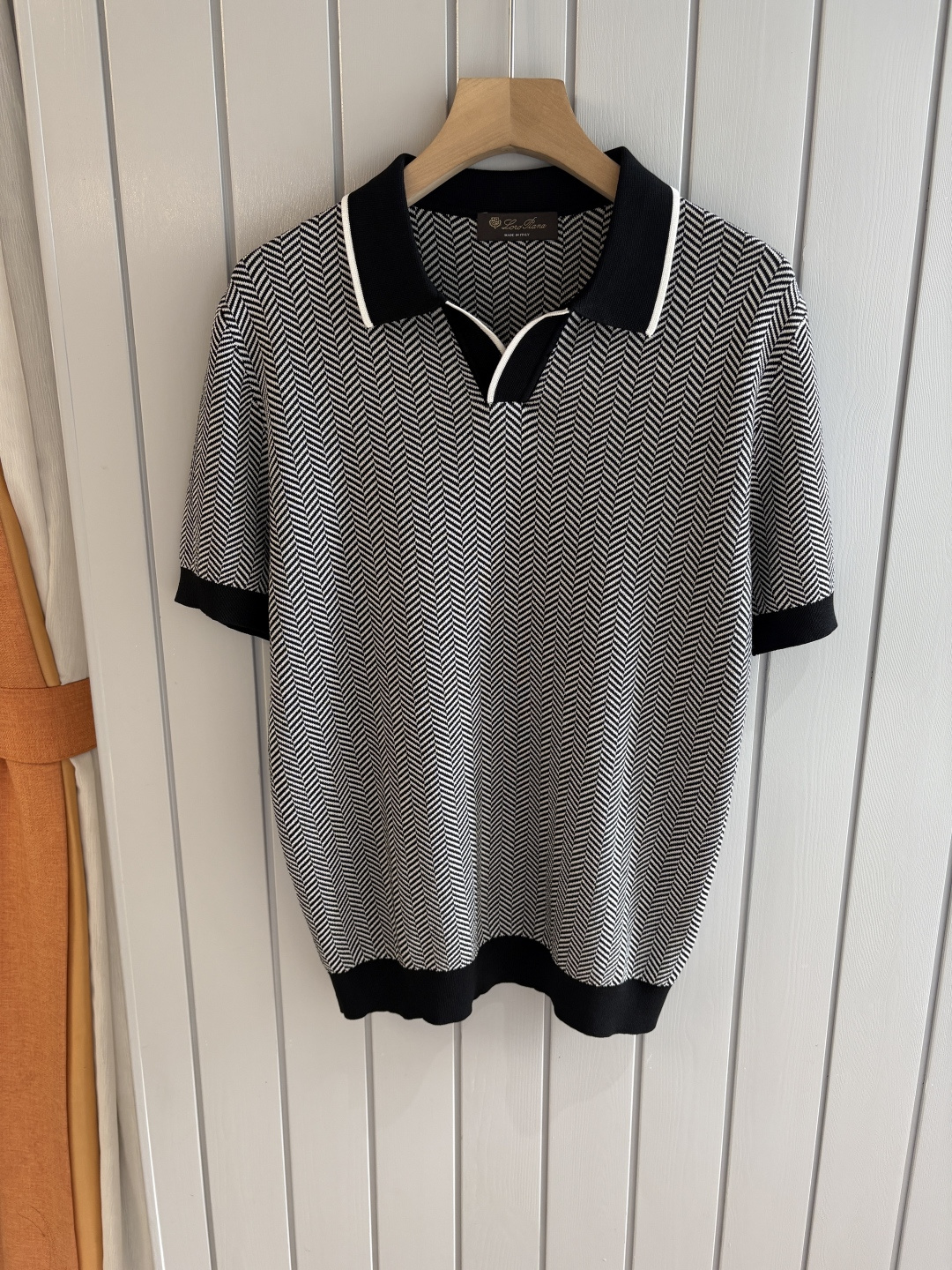 NO:458791,Time-consuming King' diamond jacquard design selects ultra-fine high-quality yarn containing 20% ​​goat 80% mulberry silk lapel short-sleeved men's collection 'Time-consuming King' round neck and elegant craftsmanship, touching the skin with high-end style. Craftsmanship is ingenious and diamond hollow jacquard. The three-dimensional rhombus jacquard that takes several months to carve, woven architectural aesthetic texture between warp and weft, and the light and shadow penetrate, showing low-key luxury. Luxury material is natural 20% cashmere % mulberry silk Selects ultra-fine high-quality yarn, which combines 20% Inner Mongolia white velvet cashmere soft and skin-friendly, and the smooth draping of 80% mulberry silk, light as if nothing is, but luxurious, and wears close to the body like a cloud caress. Classic lattice lapel short-sleeved design  Simple lapel outlines neat lines, short-sleeved tailoring is suitable for multiple scenes - the layered suits during business meetings show elegance, casual wear reveals gentleman's taste, and the collection style never fades. The ultimate quality testifies the precision turning workman ensures that the seams are flat, the bone position is reinforced and durable and does not deform; the neckline threads have been washed and tested, and they are still as crisp as new as they wear for a long time, and every detail is a testimony of 'time-consuming'. 1. M-3XL001,, T-shirt, business suit, alexander wang19860909耗时王”菱形提花设计甄选超细优质纱线含20 ％山羊80 ％桑蚕丝翻领短袖男士典藏款「耗时王」圆领奢雅工艺,触肤即高阶. 匠心底蕴菱形镂空提花 耗时数月雕琢的立体菱形提花,经纬间织就建筑美学肌理,光影穿透时显隐交错,举手投足尽展低调奢华. 奢材天成20 ％山羊绒 ％桑蚕丝 甄选超细优质纱线,融合20 ％内蒙古白绒山羊绒的软糯亲肤,与80 ％桑蚕丝的柔滑垂坠,轻若无物却奢感天成,贴身穿着如云端轻抚. 经典型格翻领短袖设计 简约翻领勾勒利落线条,短袖剪裁适配多场景——商务会晤时叠搭西装显儒雅,休闲时光单穿流露绅士品味,典藏款型永不褪色. 细节至臻品质见证 精密车工确保接缝平整,骨位加固耐穿不变形；领口螺纹经水洗测试,久穿仍挺括如新,每一处细节皆为「耗时」证言. 一 码数M-3XL001,,T-shirt,business suit,alexander wang,Men's clothing