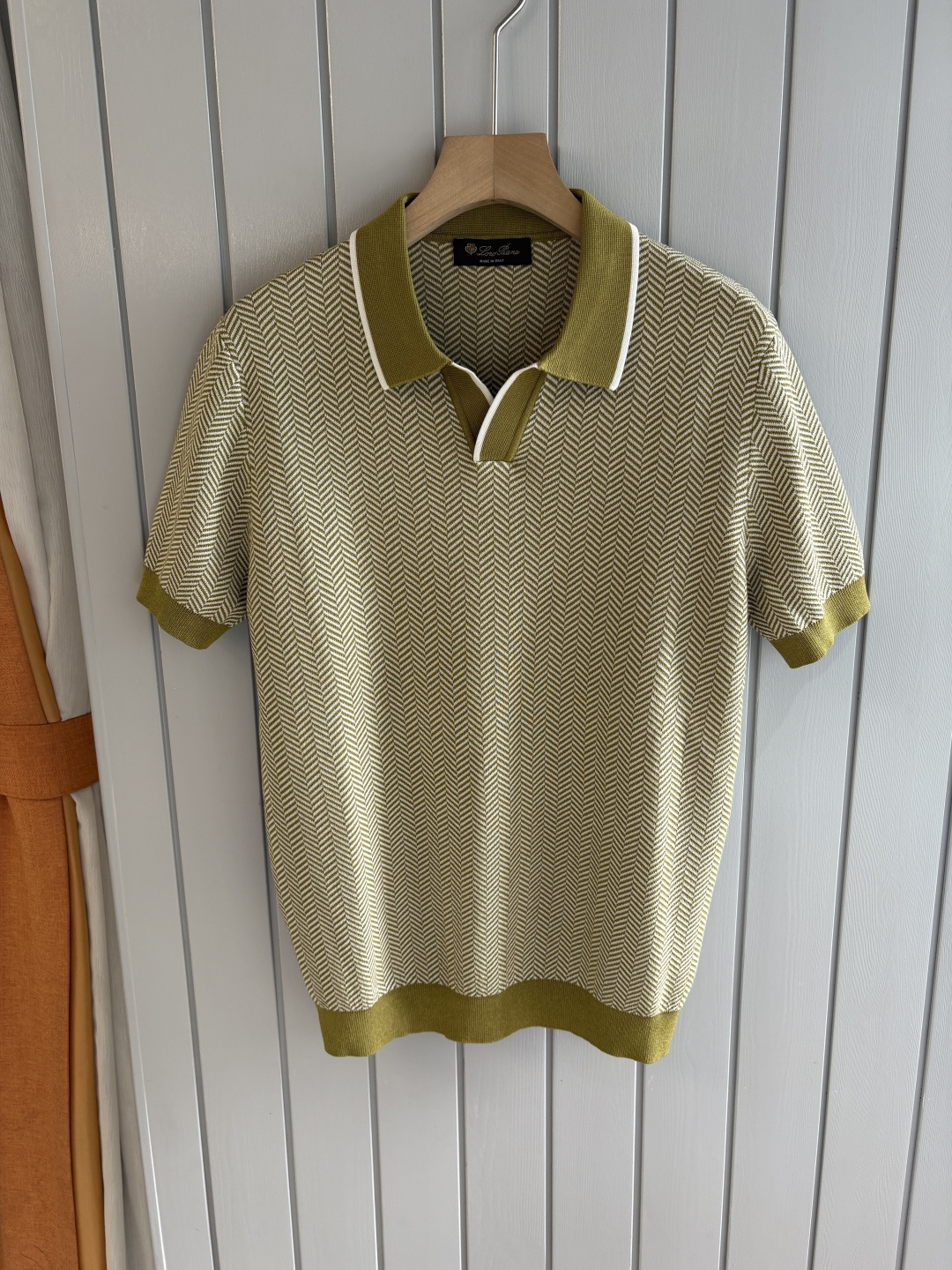 NO:458794,Time-consuming King' diamond jacquard design selects ultra-fine high-quality yarn containing 20% ​​goat 80% mulberry silk lapel short-sleeved men's collection 'Time-consuming King' round neck and elegant craftsmanship, touching the skin with high-end style. Craftsmanship is ingenious and diamond hollow jacquard. The three-dimensional rhombus jacquard that takes several months to carve, woven architectural aesthetic texture between warp and weft, and the light and shadow penetrate, showing low-key luxury. Luxury material is natural 20% cashmere % mulberry silk Selects ultra-fine high-quality yarn, which combines 20% Inner Mongolia white velvet cashmere soft and skin-friendly, and the smooth draping of 80% mulberry silk, light as if nothing is, but luxurious, and wears close to the body like a cloud caress. Classic lattice lapel short-sleeved design  Simple lapel outlines neat lines, short-sleeved tailoring is suitable for multiple scenes - the layered suits during business meetings show elegance, casual wear reveals gentleman's taste, and the collection style never fades. The ultimate quality testifies the precision turning workman ensures that the seams are flat, the bone position is reinforced and durable and does not deform; the neckline threads have been washed and tested, and they are still as crisp as new as they wear for a long time, and every detail is a testimony of 'time-consuming'. Number M-3XL001,, T-shirt, business suit, alexander wang19860909耗时王”菱形提花设计甄选超细优质纱线含20 ％山羊80 ％桑蚕丝翻领短袖男士典藏款「耗时王」圆领奢雅工艺,触肤即高阶. 匠心底蕴菱形镂空提花 耗时数月雕琢的立体菱形提花,经纬间织就建筑美学肌理,光影穿透时显隐交错,举手投足尽展低调奢华. 奢材天成20 ％山羊绒 ％桑蚕丝 甄选超细优质纱线,融合20 ％内蒙古白绒山羊绒的软糯亲肤,与80 ％桑蚕丝的柔滑垂坠,轻若无物却奢感天成,贴身穿着如云端轻抚. 经典型格翻领短袖设计 简约翻领勾勒利落线条,短袖剪裁适配多场景——商务会晤时叠搭西装显儒雅,休闲时光单穿流露绅士品味,典藏款型永不褪色. 细节至臻品质见证 精密车工确保接缝平整,骨位加固耐穿不变形；领口螺纹经水洗测试,久穿仍挺括如新,每一处细节皆为「耗时」证言. 码数M-3XL001,,T-shirt,business suit,alexander wang,Men's clothing