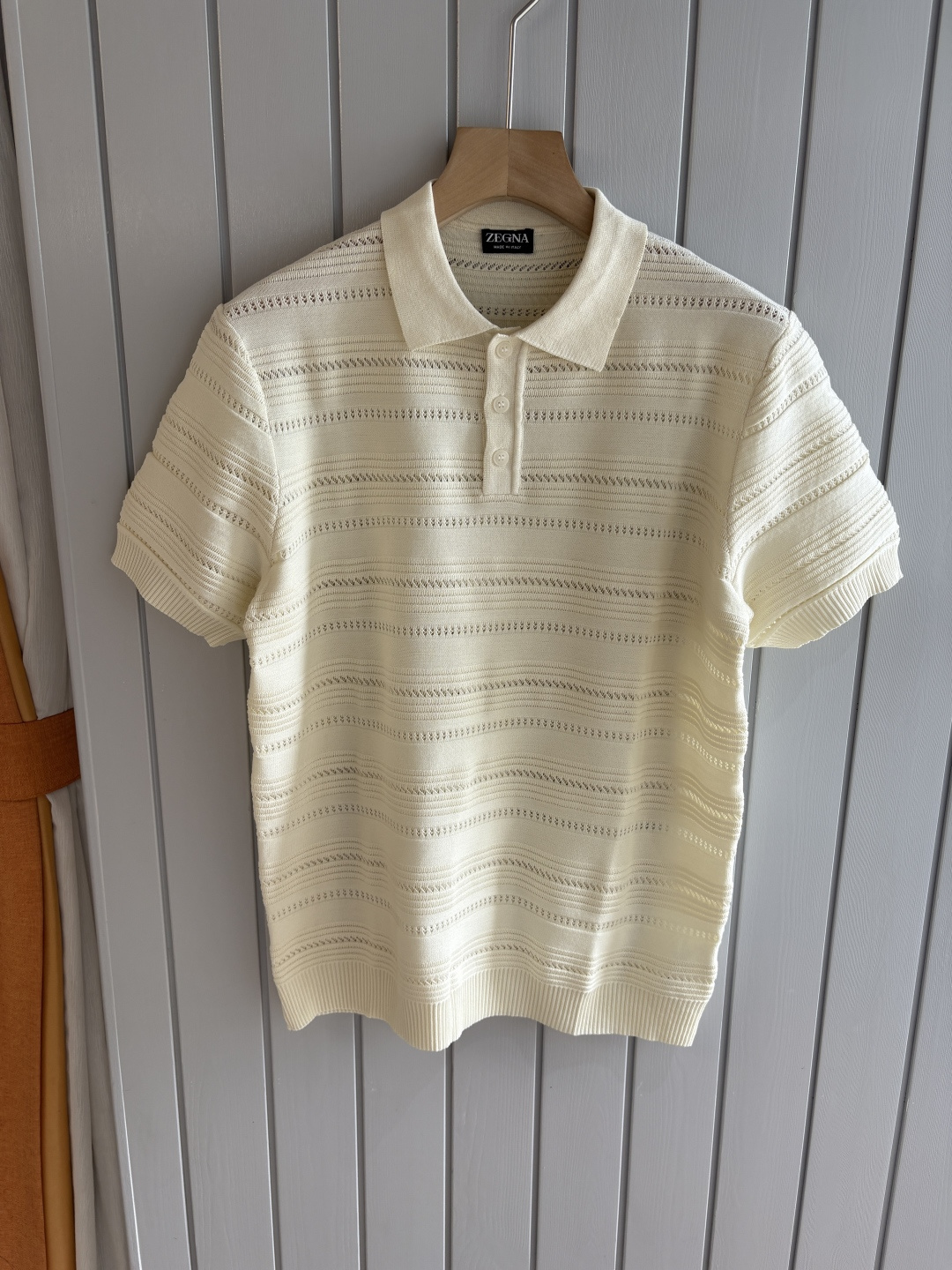 NO:454422,Time-consuming King' diamond jacquard design selects ultra-fine high-quality yarn lapel short-sleeved men's collection 'Time-consuming King' round neck and elegant craftsmanship, which is high-end when touching the skin. Craftsmanship and diamond hollow jacquard, three-dimensional diamond jacquard that takes several months to carve, woven architectural aesthetic texture between warp and weft, and the light and shadow penetrate, showing low-key luxury when light and shadow penetrate, and every move shows low-key luxury. Classic grid lapel short-sleeved design Simple lapel outlines neat lines, short-sleeved cut adapts to multiple scenes - layered suits during business meetings show elegance, casual wear reveals gentleman's taste, and the collection style never fades. The ultimate quality testimony of details Precision turning ensures that the seams are flat, the bone position is reinforced and durable without deformation; the neckline threads have been washed and tested, and they are still as crisp as new as they wear for a long time, and every detail is a testimony of 'time-consuming'. Code M-3XL001  020, T-shirt,business suit,alexander wang19860909耗时王”菱形提花设计甄选超细优质纱线翻领短袖男士典藏款「耗时王」圆领奢雅工艺,触肤即高阶. 匠心底蕴菱形镂空提花 耗时数月雕琢的立体菱形提花,经纬间织就建筑美学肌理,光影穿透时显隐交错,举手投足尽展低调奢华. 经典型格翻领短袖设计 简约翻领勾勒利落线条,短袖剪裁适配多场景——商务会晤时叠搭西装显儒雅,休闲时光单穿流露绅士品味,典藏款型永不褪色. 细节至臻品质见证 精密车工确保接缝平整,骨位加固耐穿不变形；领口螺纹经水洗测试,久穿仍挺括如新,每一处细节皆为「耗时」证言. 码数M-3XL001 020,,T-shirt,business suit,alexander wang,Men's clothing