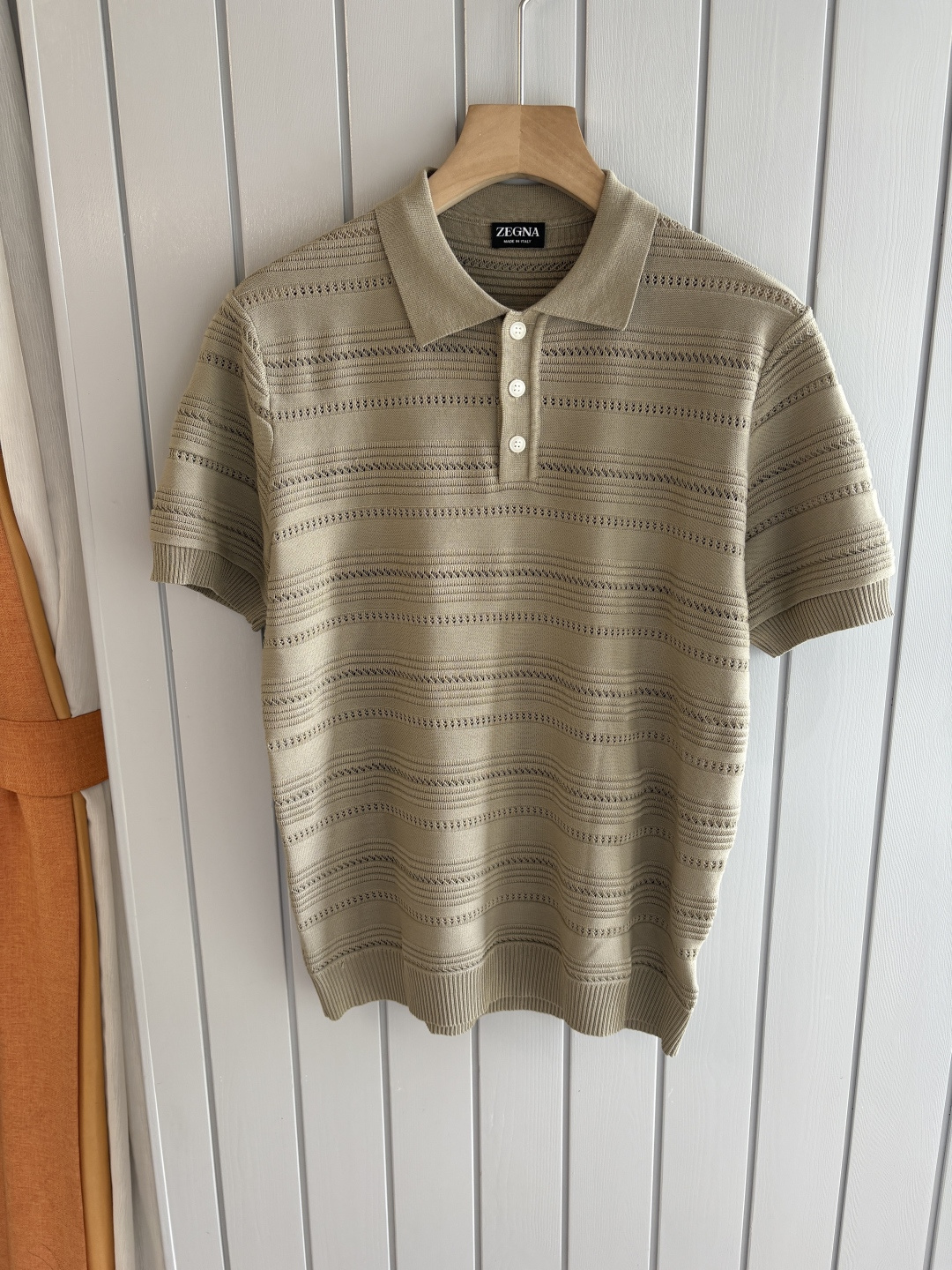 NO:458797,Time-consuming King' diamond jacquard design selects ultra-fine high-quality yarn containing 20% ​​goat 80% mulberry silk lapel short-sleeved men's collection 'Time-consuming King' round neck and elegant craftsmanship, touching the skin with high-end style. Craftsmanship is ingenious and diamond hollow jacquard. The three-dimensional rhombus jacquard that takes several months to carve, woven architectural aesthetic texture between warp and weft, and the light and shadow penetrate, showing low-key luxury. Luxury material is natural 20% cashmere % mulberry silk Selects ultra-fine high-quality yarn, which combines 20% Inner Mongolia white velvet cashmere soft and skin-friendly, and the smooth draping of 80% mulberry silk, light as if nothing is, but luxurious, and wears close to the body like a cloud caress. Classic lattice lapel short-sleeved design  Simple lapel outlines neat lines, short-sleeved tailoring is suitable for multiple scenes - the layered suits during business meetings show elegance, casual wear reveals gentleman's taste, and the collection style never fades. The ultimate quality testifies the precision turning workman ensures that the seams are flat, the bone position is reinforced and durable and does not deform; the neckline threads have been washed and tested, and they are still as crisp as new as they wear for a long time, and every detail is a testimony of 'time-consuming'. Number M-3XL001,, T-shirt, business suit, alexander wang19860909耗时王”菱形提花设计甄选超细优质纱线含20 ％山羊80 ％桑蚕丝翻领短袖男士典藏款「耗时王」圆领奢雅工艺,触肤即高阶. 匠心底蕴菱形镂空提花 耗时数月雕琢的立体菱形提花,经纬间织就建筑美学肌理,光影穿透时显隐交错,举手投足尽展低调奢华. 奢材天成20 ％山羊绒 ％桑蚕丝 甄选超细优质纱线,融合20 ％内蒙古白绒山羊绒的软糯亲肤,与80 ％桑蚕丝的柔滑垂坠,轻若无物却奢感天成,贴身穿着如云端轻抚. 经典型格翻领短袖设计 简约翻领勾勒利落线条,短袖剪裁适配多场景——商务会晤时叠搭西装显儒雅,休闲时光单穿流露绅士品味,典藏款型永不褪色. 细节至臻品质见证 精密车工确保接缝平整,骨位加固耐穿不变形；领口螺纹经水洗测试,久穿仍挺括如新,每一处细节皆为「耗时」证言. 码数M-3XL001,,T-shirt,business suit,alexander wang,Men's clothing