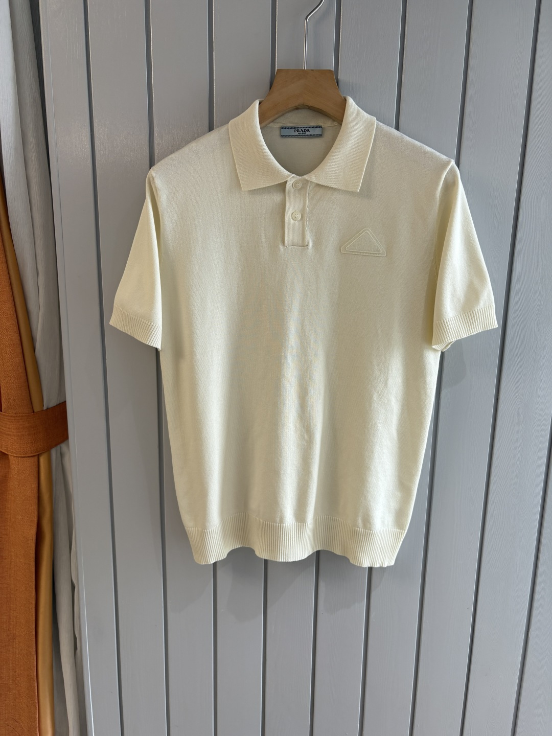 NO:418228,Time-consuming King' diamond jacquard design selects ultra-fine high-quality yarns containing goat mulberry silk lapels short-sleeved men's collection 'Time-consuming King' round neck and elegant craftsmanship, which touches the skin with high-end style. Craftsmanship is based on diamond hollow jacquard. Three-dimensional diamond jacquard that takes several months to carve. The architectural aesthetic texture is weaved between warp and weft. The light and shadow penetrate, and the gestures show low-key luxury. The luxury material is natural cashmere mulberry silk. The ultra-fine high-quality yarn is integrated into the soft and glutinous skin-friendly of Inner Mongolia white velvet cashmere, and the smooth draping of mulberry silk is light and as light as nothing, but it feels natural. It is wearing close to the body like a cloud. Classic lattice lapel short-sleeved design Simple lapel outlines neat lines, and short-sleeved cut is suitable for multiple scenes - the layered suits during business meetings show elegance, casual wear reveals gentleman's taste, and the collection style will never fade.  The testimony of the highest quality of details. Precision cutting ensures that the seams are flat and the bone position is reinforced and durable without deformation; the neckline threads have been washed and tested, and they are still as crisp as new as they are worn for a long time. Every detail is a testimony of 'time-consuming'. Number M-3XL, T-shirt, business suit, alexander wang19860909耗时王”菱形提花设计甄选超细优质纱线含山羊桑蚕丝翻领短袖男士典藏款「耗时王」圆领奢雅工艺,触肤即高阶. 匠心底蕴菱形镂空提花 耗时数月雕琢的立体菱形提花,经纬间织就建筑美学肌理,光影穿透时显隐交错,举手投足尽展低调奢华. 奢材天成山羊绒桑蚕丝 甄选超细优质纱线,融合内蒙古白绒山羊绒的软糯亲肤,与桑蚕丝的柔滑垂坠,轻若无物却奢感天成,贴身穿着如云端轻抚. 经典型格翻领短袖设计 简约翻领勾勒利落线条,短袖剪裁适配多场景——商务会晤时叠搭西装显儒雅,休闲时光单穿流露绅士品味,典藏款型永不褪色. 细节至臻品质见证 精密车工确保接缝平整,骨位加固耐穿不变形；领口螺纹经水洗测试,久穿仍挺括如新,每一处细节皆为「耗时」证言. 码数M-3XL,,T-shirt,business suit,alexander wang,Men's clothing