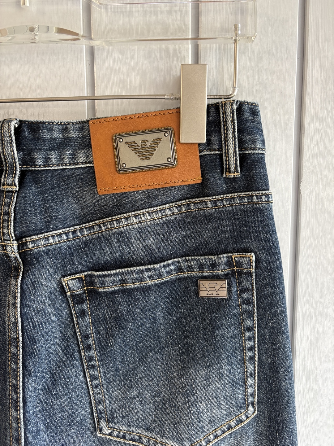 Luxurious Custom-Made Jeans with Top-Level Embroidery and Hardware - 图片 9