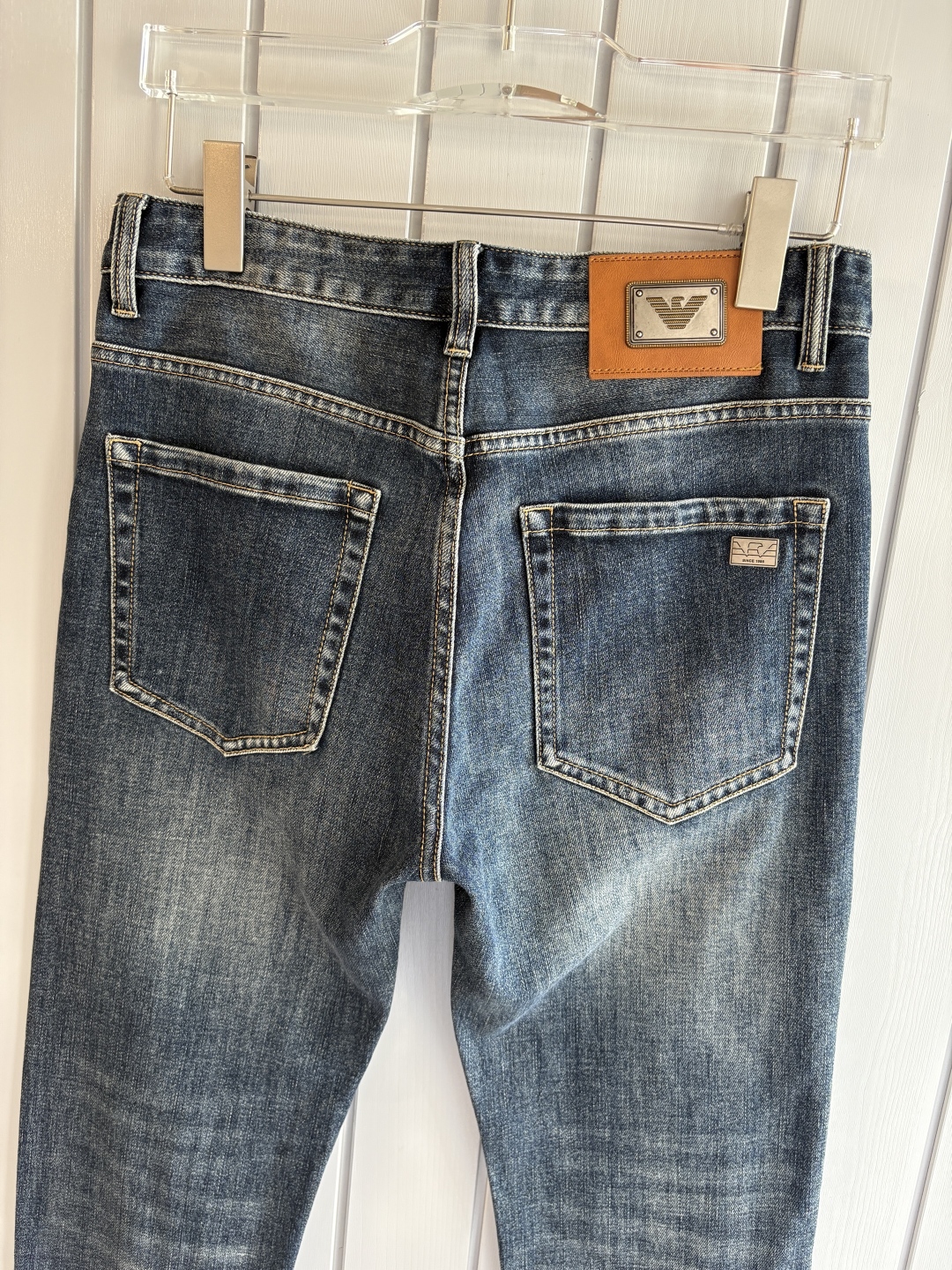Luxurious Custom-Made Jeans with Top-Level Embroidery and Hardware - 图片 8