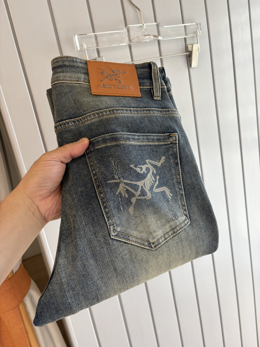 NO:430073,A pair of jeans with super stylish straight pants, customized original washing denim fabric, unique design, top-grade embroidery craft letter pattern logo, original hardware and auxiliary decoration, extremely superior jeans, the materials and craftsmanship are extremely luxurious and exquisite, extremely high-end, handsome and stylish, recommended, 005 yards 29-38 without 35; 37, jeans, alexander wang19860909直筒裤超级有范儿的一款牛仔裤,定制原版水洗牛仔面料,独特设计,顶级刺绣工艺字母图案logo,原版五金辅料装饰,极为翘楚的一款牛仔裤,用料与工艺都极致奢华精湛,档次极高,上身帅气有型,推荐,005码数29-38没35；37,,jeans,alexander wang,Men's clothing