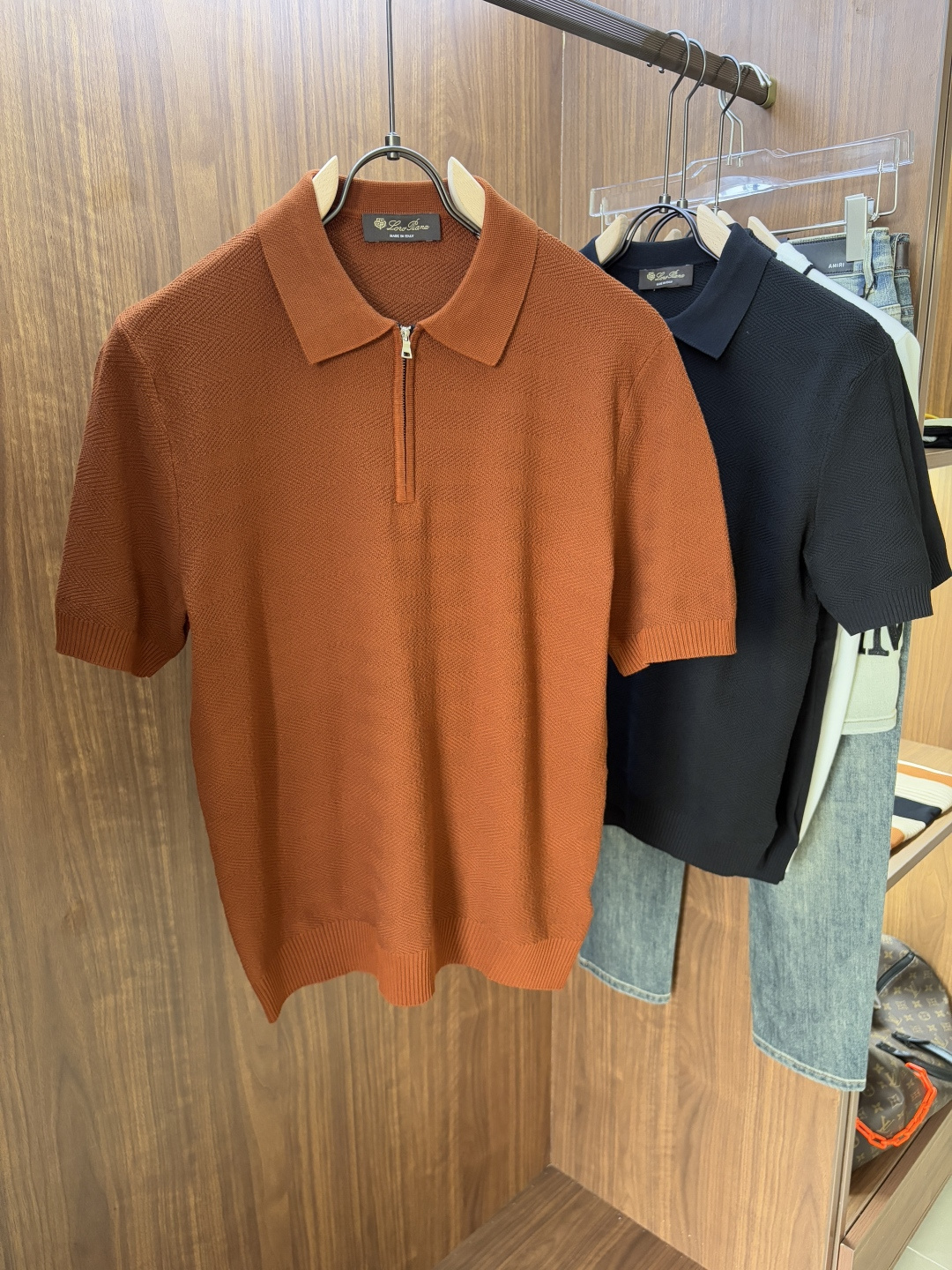 NO:437216,Time-consuming King' diamond jacquard design selects ultra-fine high-quality yarn lapel short-sleeved men's collection 'Time-consuming King' round neck and elegant craftsmanship, which is high-end when touching the skin. Craftsmanship and diamond hollow jacquard, three-dimensional diamond jacquard that takes several months to carve, woven architectural aesthetic texture between warp and weft, and the light and shadow penetrate, showing low-key luxury when light and shadow penetrate, and every move shows low-key luxury. Classic grid lapel short-sleeved design Simple lapel outlines neat lines, short-sleeved cut adapts to multiple scenes - layered suits during business meetings show elegance, casual wear reveals gentleman's taste, and the collection style never fades. The ultimate quality testimony of details Precision turning ensures that the seams are flat, the bone position is reinforced and durable without deformation; the neckline threads have been washed and tested, and they are still as crisp as new as they wear for a long time, and every detail is a testimony of 'time-consuming'. Code M-3XL001  020, T-shirt,business suit,alexander wang19860909耗时王”菱形提花设计甄选超细优质纱线翻领短袖男士典藏款「耗时王」圆领奢雅工艺,触肤即高阶. 匠心底蕴菱形镂空提花 耗时数月雕琢的立体菱形提花,经纬间织就建筑美学肌理,光影穿透时显隐交错,举手投足尽展低调奢华. 经典型格翻领短袖设计 简约翻领勾勒利落线条,短袖剪裁适配多场景——商务会晤时叠搭西装显儒雅,休闲时光单穿流露绅士品味,典藏款型永不褪色. 细节至臻品质见证 精密车工确保接缝平整,骨位加固耐穿不变形；领口螺纹经水洗测试,久穿仍挺括如新,每一处细节皆为「耗时」证言. 码数M-3XL001 020,,T-shirt,business suit,alexander wang,Men's clothing