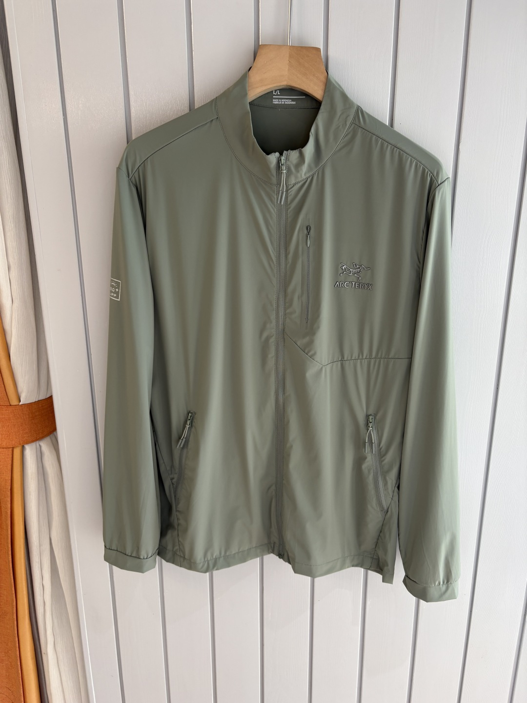 NO:430041,Archaeopteryx official website, the same sun protection and light wind shell sun protection clothing, worn during hot and changing weather adventure activities. Squamish uses tyonotm 3.0 nylon highly windproof fabric. Although it is thin but very strong, it has an ultra-light minimalist structure model. Sun protection index 50+ certified model!  High-end quality is invincible!  Thin function small skin clothing sun protection clothing!  The same style of men and women can be matched with couple outfits!  L-4XL, arc'teryx,alexander wang19860909始祖鸟 官网同款防晒轻薄风壳防晒衣皮肤衣 炎热而多变的天气冒险活动时穿着.squamish连采用tyonotm 3.0 尼龙高度防风面料 虽轻薄但强度很大,具有超轻的极简结构款号 防晒指数50+认证款！高端品质无敌！ 机能薄型小皮肤衣防晒衣！ 男女同款可配情侣装！L-4XL,arc'teryx,alexander wang,Men's clothing