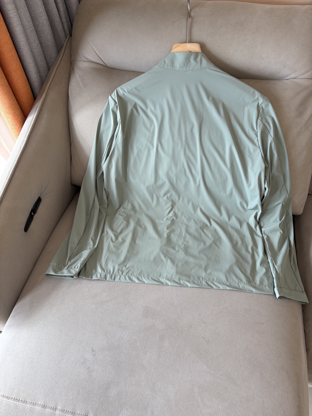   始祖鸟 官网同款防晒轻薄风壳防晒衣皮肤衣  炎热而多变的天气冒险活动时穿着。squamish连采用t