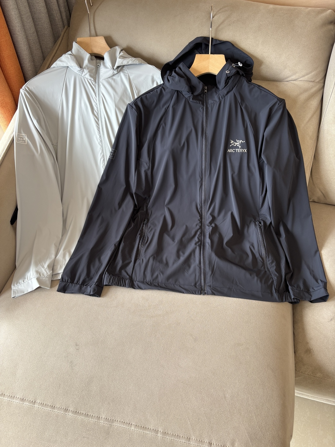 NO:456025,Archaeopteryx official website, the same sun protection and light wind shell sun protection clothing, worn during hot and changeable weather adventure activities. Squamish uses tyonotm 3.0 nylon highly windproof fabric. Although it is thin but very strong, it has an ultra-light minimalist structure model. Sun protection index 50+ certified model!  High-end quality is invincible!  Thin function small skin clothing sun protection clothing!  The same style of men and women can be matched with couple outfits!  L-4XL, arc'teryx,alexander wang19860909始祖鸟 官网同款防晒轻薄风壳防晒衣皮肤衣 炎热而多变的天气冒险活动时穿着.squamish连采用tyonotm 3.0 尼龙高度防风面料 虽轻薄但强度很大,具有超轻的极简结构款号 防晒指数50+认证款！高端品质无敌！ 机能薄型小皮肤衣防晒衣！ 男女同款可配情侣装！L-4XL,arc'teryx,alexander wang,Men's clothing