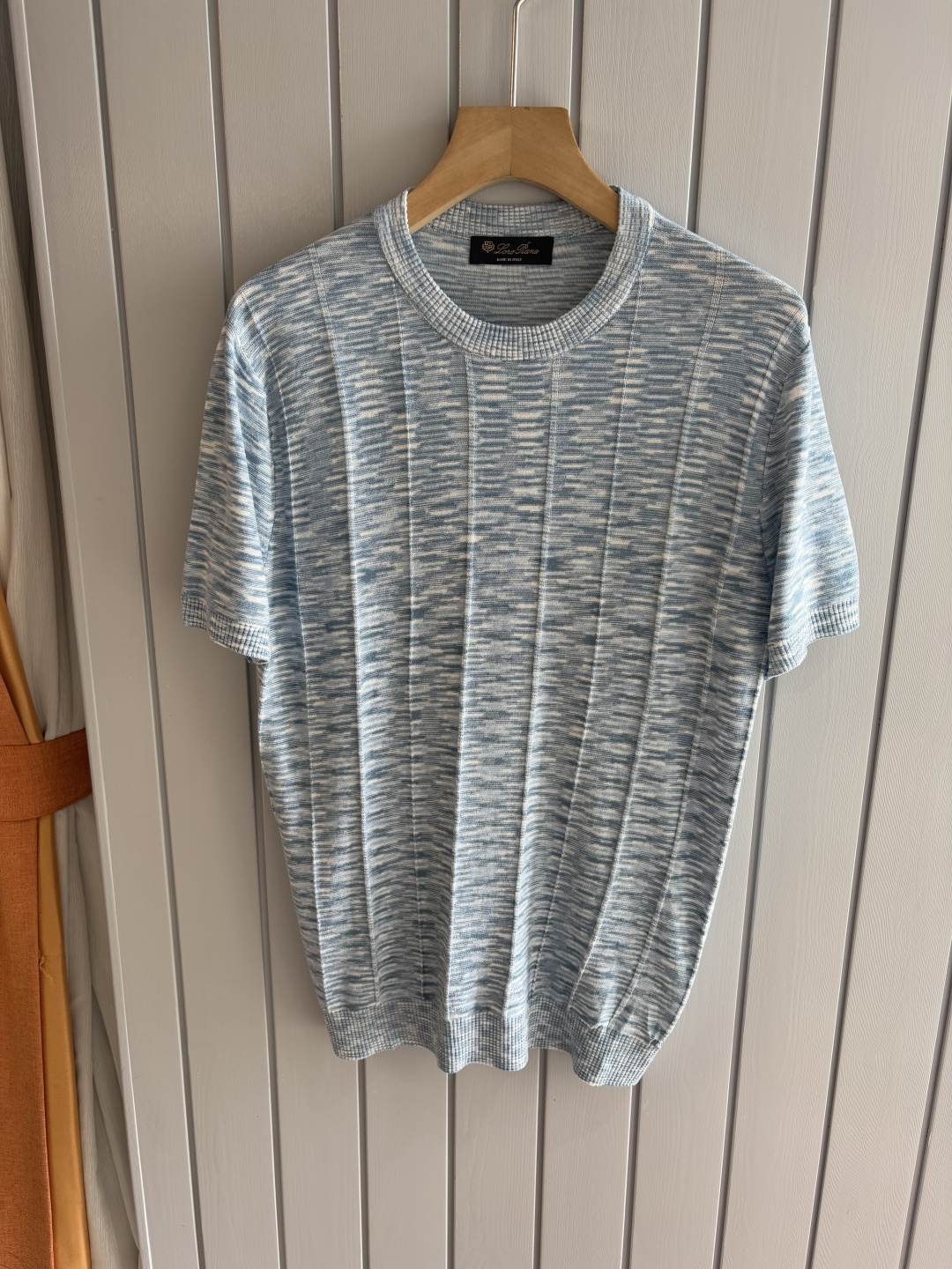 NO:458802,Time-consuming King' diamond jacquard design selects ultra-fine high-quality yarn lapel short-sleeved men's collection 'Time-consuming King' round neck and elegant craftsmanship, which is high-end when touching the skin. Craftsmanship and diamond hollow jacquard, three-dimensional diamond jacquard that takes several months to carve, woven architectural aesthetic texture between warp and weft, and the light and shadow penetrate, showing low-key luxury when light and shadow penetrate, and every move shows low-key luxury. Classic grid lapel short-sleeved design Simple lapel outlines neat lines, short-sleeved cut adapts to multiple scenes - layered suits during business meetings show elegance, casual wear reveals gentleman's taste, and the collection style never fades. The ultimate quality testimony of details Precision turning ensures that the seams are flat, the bone position is reinforced and durable without deformation; the neckline threads have been washed and tested, and they are still as crisp as new as they wear for a long time, and every detail is a testimony of 'time-consuming'. Code M-3XL001  020, T-shirt,business suit,alexander wang19860909耗时王”菱形提花设计甄选超细优质纱线翻领短袖男士典藏款「耗时王」圆领奢雅工艺,触肤即高阶. 匠心底蕴菱形镂空提花 耗时数月雕琢的立体菱形提花,经纬间织就建筑美学肌理,光影穿透时显隐交错,举手投足尽展低调奢华. 经典型格翻领短袖设计 简约翻领勾勒利落线条,短袖剪裁适配多场景——商务会晤时叠搭西装显儒雅,休闲时光单穿流露绅士品味,典藏款型永不褪色. 细节至臻品质见证 精密车工确保接缝平整,骨位加固耐穿不变形；领口螺纹经水洗测试,久穿仍挺括如新,每一处细节皆为「耗时」证言. 码数M-3XL001 020,,T-shirt,business suit,alexander wang,Men's clothing