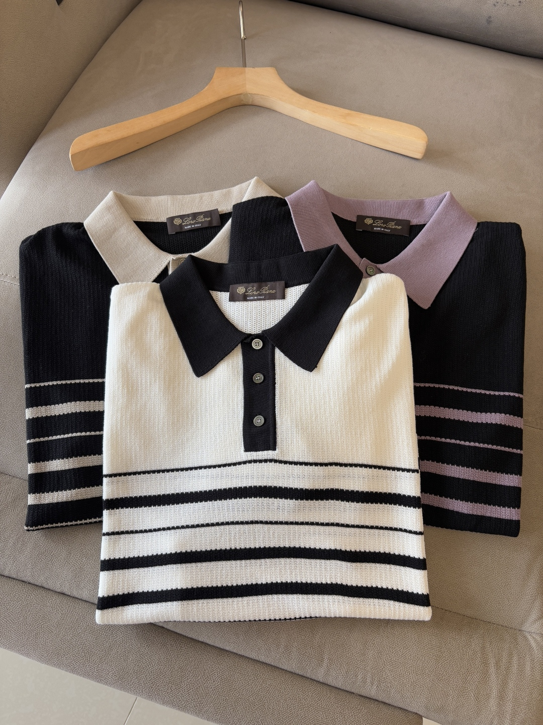 NO:421694,Time-consuming King' diamond jacquard design selects ultra-fine high-quality yarn lapel short-sleeved men's collection 'Time-consuming King' round neck and elegant craftsmanship, which is high-end when touching the skin. Craftsmanship and diamond hollow jacquard, three-dimensional diamond jacquard that takes several months to carve, woven architectural aesthetic texture between warp and weft, and the light and shadow penetrate, showing low-key luxury when light and shadow penetrate, and every move shows low-key luxury. Classic grid lapel short-sleeved design Simple lapel outlines neat lines, short-sleeved cut adapts to multiple scenes - layered suits during business meetings show elegance, casual wear reveals gentleman's taste, and the collection style never fades. The ultimate quality testimony of details Precision turning ensures that the seams are flat, the bone position is reinforced and durable without deformation; the neckline threads have been washed and tested, and they are still as crisp as new as they wear for a long time, and every detail is a testimony of 'time-consuming'. Code M-3XL001  020, T-shirt,business suit,alexander wang19860909耗时王”菱形提花设计甄选超细优质纱线翻领短袖男士典藏款「耗时王」圆领奢雅工艺,触肤即高阶. 匠心底蕴菱形镂空提花 耗时数月雕琢的立体菱形提花,经纬间织就建筑美学肌理,光影穿透时显隐交错,举手投足尽展低调奢华. 经典型格翻领短袖设计 简约翻领勾勒利落线条,短袖剪裁适配多场景——商务会晤时叠搭西装显儒雅,休闲时光单穿流露绅士品味,典藏款型永不褪色. 细节至臻品质见证 精密车工确保接缝平整,骨位加固耐穿不变形；领口螺纹经水洗测试,久穿仍挺括如新,每一处细节皆为「耗时」证言. 码数M-3XL001 020,,T-shirt,business suit,alexander wang,Men's clothing