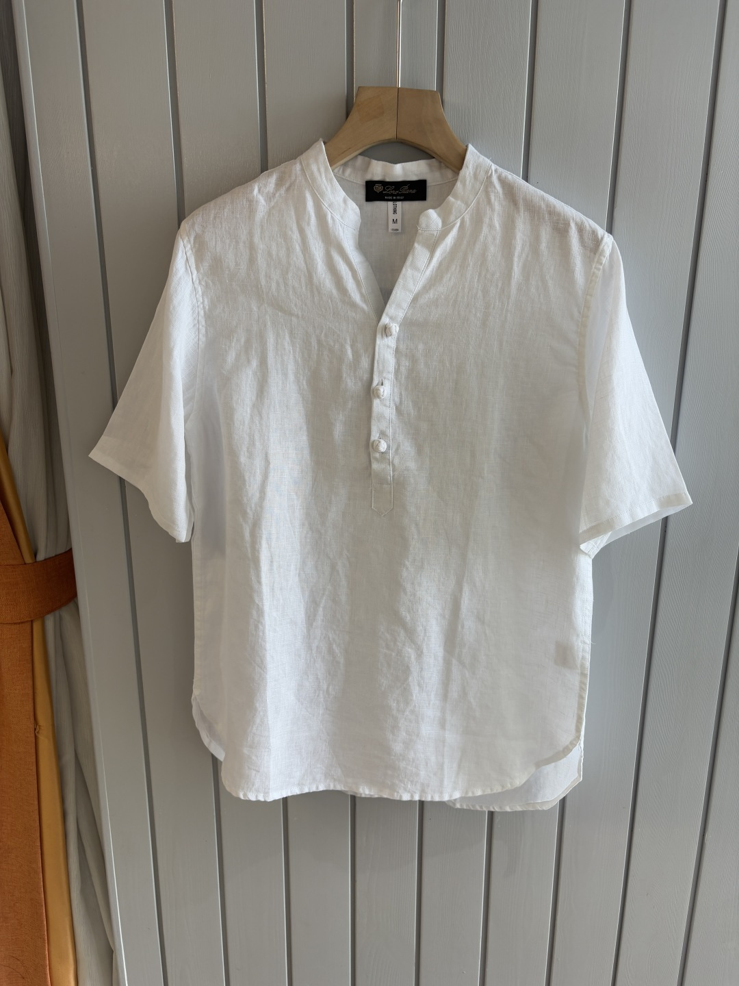 NO:481666,L linen men's short sleeves, the ceiling of men's clothing industry, this lapel linen shirt has a delicate craftsmanship precision for each needle, completely different from ordinary fabric cutting. The lines are smooth, the style is crisp, perfectly modifying the body, and the classic lapel design is simple but not atmospheric. The texture is silky, close to the body, skin-friendly and breathable!  Whether it is daily going out or business leisure, you can easily control it, demonstrating the elegant temperament of a man!  Code number M-3XL (48-56), loro piana, T-shirt, alexander wang19860909L亚麻男士短袖,男装界的天花板,这款翻领麻料衫短袖精准到每一针的细腻工艺,完全区别于普通面料裁剪.线条流畅,版型挺括,完美修饰身形,经典翻领设计,简约而不失大气.质感丝滑,贴身亲肤透气！无论是日常出街还是商务休闲,都能轻松驾驭,彰显男士优雅气质！ 码数M-3XL（48-56）,,loro piana,T-shirt,alexander wang,Men's clothing