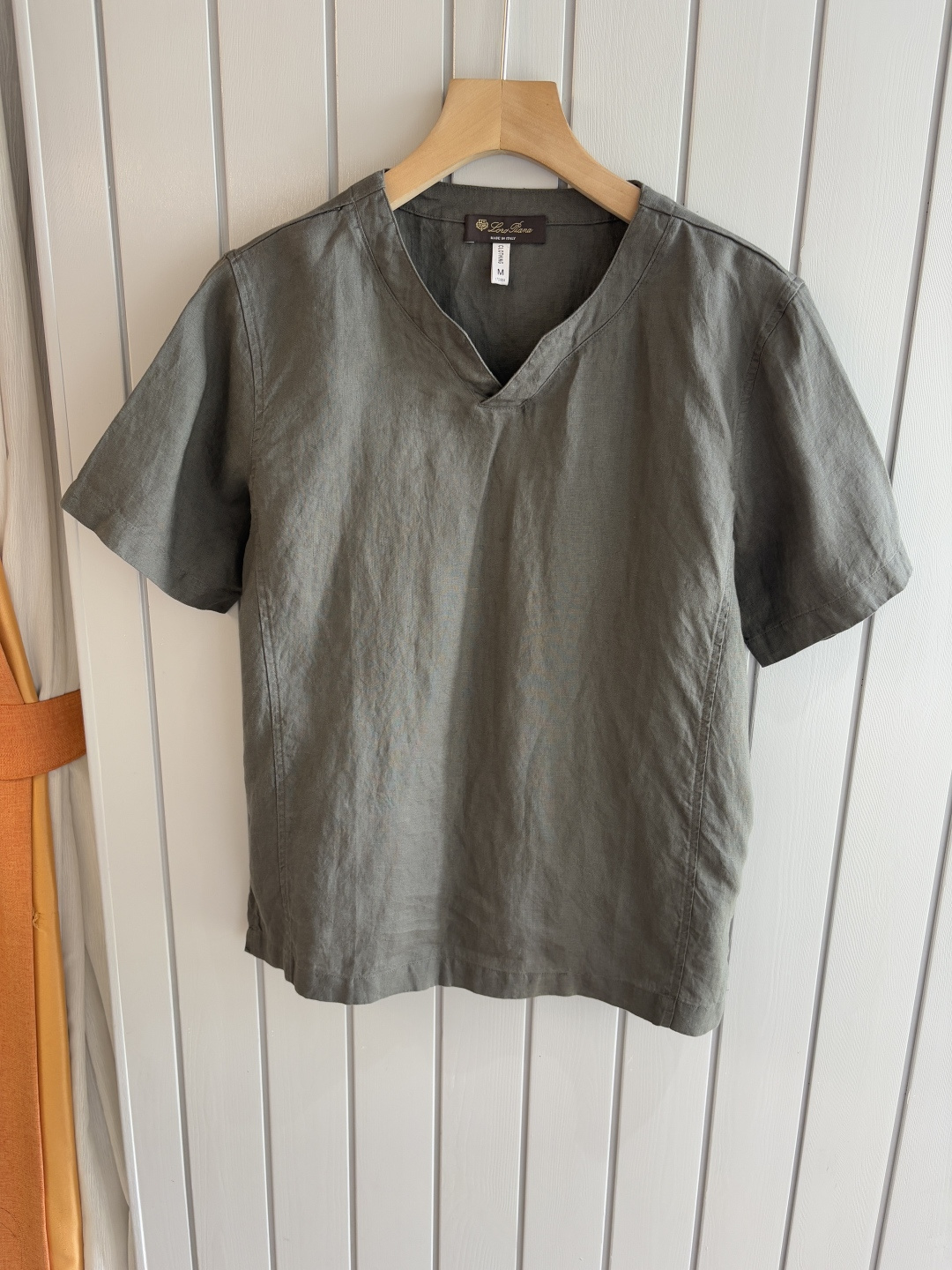 NO:458812,L linen men's short sleeves, the ceiling of men's clothing industry, this lapel linen shirt has a delicate craftsmanship precision for each needle, completely different from ordinary fabric cutting. The lines are smooth, the style is crisp, perfectly modifying the body, and the classic lapel design is simple but not atmospheric. The texture is silky, close to the body, skin-friendly and breathable!  Whether it is daily going out or business leisure, you can easily control it, demonstrating the elegant temperament of a man!  Code number M-3XL (48-56), loro piana, T-shirt, alexander wang19860909L亚麻男士短袖,男装界的天花板,这款翻领麻料衫短袖精准到每一针的细腻工艺,完全区别于普通面料裁剪.线条流畅,版型挺括,完美修饰身形,经典翻领设计,简约而不失大气.质感丝滑,贴身亲肤透气！无论是日常出街还是商务休闲,都能轻松驾驭,彰显男士优雅气质！ 码数M-3XL（48-56）,,loro piana,T-shirt,alexander wang,Men's clothing