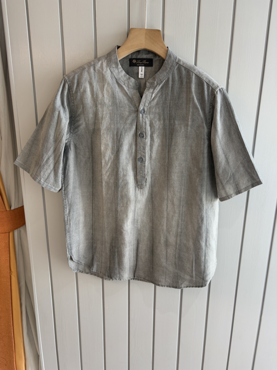 NO:425611,L ramie; 20 cotton men's short sleeves, ceiling in men's clothing industry, this lapel linen shirt has a delicate craftsmanship that is accurate to each needle, completely different from ordinary fabric cutting. The lines are smooth, the style is crisp, perfectly modifying the body, classic lapel design, simple but not atmospheric. The texture is silky, close to the body, skin-friendly and breathable!  Whether it is daily going out or business leisure, you can easily control it, demonstrating the elegant temperament of a man!  Code number M-3XL (48-56), T-shirt, alexander wang19860909L苎麻；20棉男士短袖,男装界的天花板,这款翻领麻料衫短袖精准到每一针的细腻工艺,完全区别于普通面料裁剪.线条流畅,版型挺括,完美修饰身形,经典翻领设计,简约而不失大气.质感丝滑,贴身亲肤透气！无论是日常出街还是商务休闲,都能轻松驾驭,彰显男士优雅气质！ 码数M-3XL（48-56）,,T-shirt,alexander wang,Men's clothing