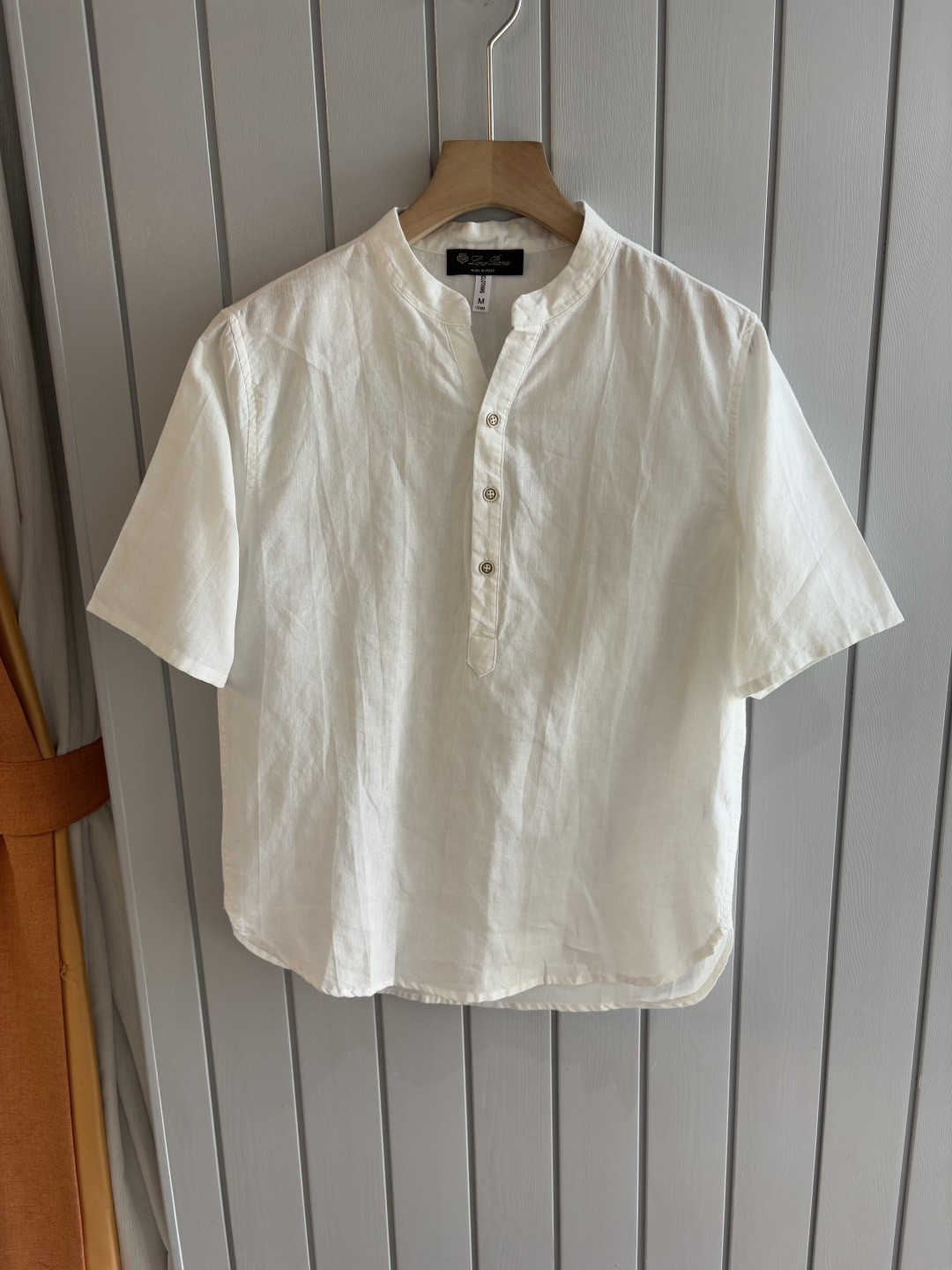 NO:421704,L ramie; 20 cotton men's short sleeves, ceiling in men's clothing industry, this lapel linen shirt has a delicate craftsmanship that is accurate to each needle, completely different from ordinary fabric cutting. The lines are smooth, the style is crisp, perfectly modifying the body, classic lapel design, simple but not atmospheric. The texture is silky, close to the body, skin-friendly and breathable!  Whether it is daily going out or business leisure, you can easily control it, demonstrating the elegant temperament of a man!  Code number M-3XL (48-56), T-shirt, alexander wang19860909L苎麻；20棉男士短袖,男装界的天花板,这款翻领麻料衫短袖精准到每一针的细腻工艺,完全区别于普通面料裁剪.线条流畅,版型挺括,完美修饰身形,经典翻领设计,简约而不失大气.质感丝滑,贴身亲肤透气！无论是日常出街还是商务休闲,都能轻松驾驭,彰显男士优雅气质！ 码数M-3XL（48-56）,,T-shirt,alexander wang,Men's clothing