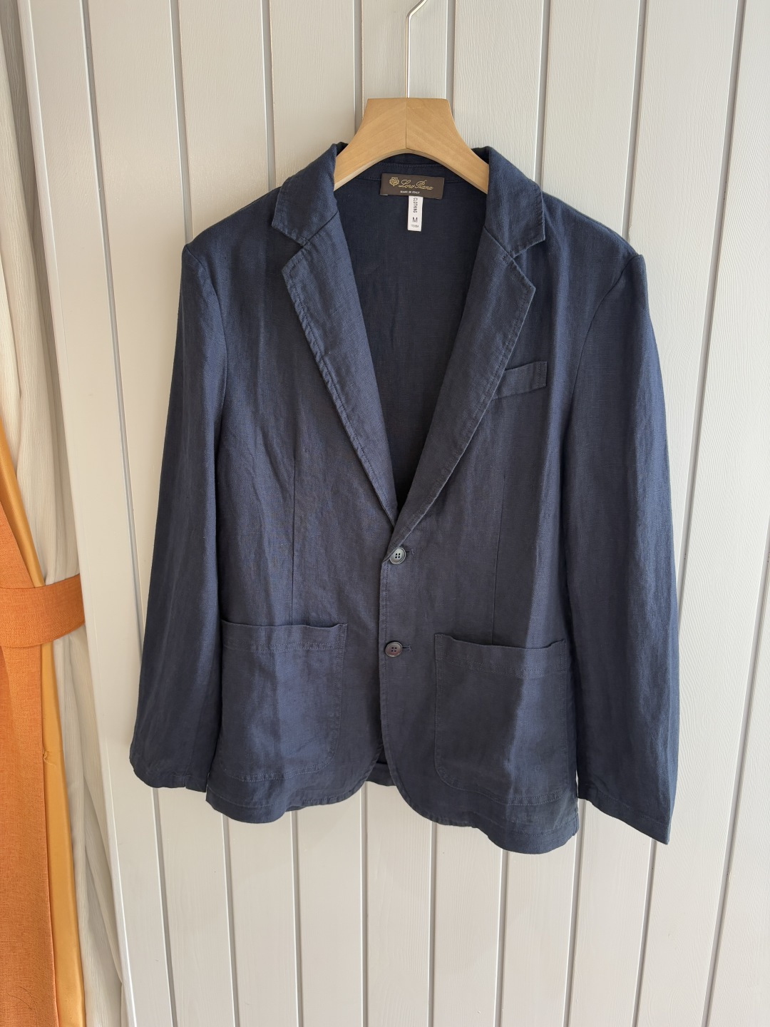 NO:425607,The top luxury imported linen fabric is the old-fashioned style, the two-pin buckle slant linen, the top luxury choice is the top luxury! Solbiati linen suit, interpreting the charm of retro gentlemen. When the legend of century-old fabric encounters classic tailoring, a suit that can interpret the excellent taste and style of men came into being. This flat-lucked two-pin slant linen suit made of imported fabric of 'Mark King' Solbiati is a masterpiece of interweaving elegance and retro, and will start a journey of exquisite outfits for you.  The use of imported linen fabrics shows the top texture. It is known as the 'King of Ma' and has a long history of more than a hundred years. Its strict control of linen raw materials and exquisite textile craftsmanship give the fabric an unparalleled quality. The 30-piece fineness makes the fabric delicate and tough. The 138 grams weight is moderate, which not only ensures a crisp and stylish dressing effect, but also has good breathability and comfort. The natural texture and color of linen demonstrates a unique natural beauty. Every time it is worn, it seems to be intimate contact with nature. In the hot summer, it can quickly take away the heat on the body surface and keep it refreshing; in other seasons, its warmth can bring just the right warmth, truly achieving a dressing experience that is suitable for all seasons.  Retro old Qian style elements are unique. The retro old Qian style design is inspired by classics and incorporates the understanding of modern fashion, making the suit exude a time-honored charm. The flat collar design is simple and elegant, classic and versatile, and can cleverly modify the face and neck lines, showing the ability and confidence of a man. The two-bar design not only conforms to the specifications of traditional suits, but also adds a bit of neatness. When worn, you can open and close freely according to the occasion to create different styles. The details of the oblique lining not only enhances the three-dimensionality and support of the suit, making the overall shape more crisp, but also effectively prevents the suit from deforming and extends the service life. M-4XL, loro piano, business suit, alexander wang19860909LP麻王”之称顶奢进口亚麻面料复古老钱风款式平驳领两粒扣斜插衬单西顶奢之选！Solbiati亚麻西装,演绎复古绅士魅力 当百年面料传奇邂逅经典剪裁,一款能诠释男士卓越品味与格调的西装应运而生.这款以“麻王”Solbiati进口面料打造的平驳领两粒扣斜插衬单西装,是优雅与复古交织的杰作,将为你开启一段精致的穿搭之旅. 选用进口亚麻面料,尽显顶级质感.素有“麻王”之称,拥有超过百年的悠久历史.其对亚麻原料的严格把控与精湛的纺织工艺,赋予了面料无与伦比的品质.30支的精细度,让面料质感细腻且富有韧性,138克的克重适中,既保证了挺括有型的穿着效果,又具备良好的透气性和舒适性.亚麻天然的纹理与色泽,彰显着独特的自然美感,每一次穿着都仿佛是与大自然的亲密接触.在炎炎夏日,它能迅速带走体表热量,保持清爽；而在其他季节,其保暖性又能带来恰到好处的温暖,真正实现四季皆宜的穿搭体验. 复古老钱风元素,别具韵味.复古的老钱风设计灵感源自经典,又融入了现代时尚的理解,让西装散发着历久弥新的魅力.平驳领设计简洁大方,经典且百搭,能够巧妙修饰脸型与颈部线条,展现出男士的干练与自信.两粒扣的设计既符合传统西装的规范,又增添了几分利落感,穿着时可根据场合自由开合,塑造出不同的风格.斜插衬的细节处理,不仅增强了西装的立体感和支撑性,使整体造型更加挺括,还能有效防止西装变形,延长使用寿命. 码数M-4XL,,loro piana,business suit,alexander wang,Men's clothing