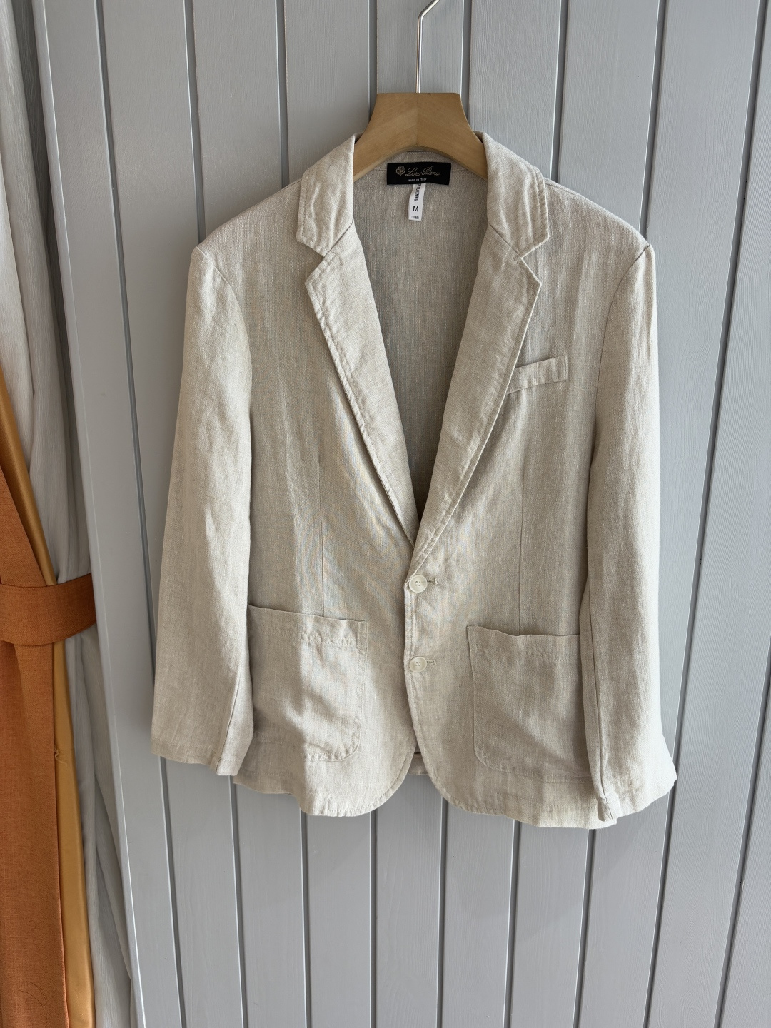 NO:421714,The top luxury imported linen fabric is the old-fashioned style, the two-pin buckle slant linen, the top luxury choice is the top luxury! Solbiati linen suit, interpreting the charm of retro gentlemen. When the legend of century-old fabric encounters classic tailoring, a suit that can interpret the excellent taste and style of men came into being. This flat-lucked two-pin slant linen suit made of imported fabric of 'Mark King' Solbiati is a masterpiece of interweaving elegance and retro, and will start a journey of exquisite outfits for you.  The use of imported linen fabrics shows the top texture. It is known as the 'King of Ma' and has a long history of more than a hundred years. Its strict control of linen raw materials and exquisite textile craftsmanship give the fabric an unparalleled quality. The 30-piece fineness makes the fabric delicate and tough. The 138 grams weight is moderate, which not only ensures a crisp and stylish dressing effect, but also has good breathability and comfort. The natural texture and color of linen demonstrates a unique natural beauty. Every time it is worn, it seems to be intimate contact with nature. In the hot summer, it can quickly take away the heat on the body surface and keep it refreshing; in other seasons, its warmth can bring just the right warmth, truly achieving a dressing experience that is suitable for all seasons.  Retro old Qian style elements are unique. The retro old Qian style design is inspired by classics and incorporates the understanding of modern fashion, making the suit exude a time-honored charm. The flat collar design is simple and elegant, classic and versatile, and can cleverly modify the face and neck lines, showing the ability and confidence of a man. The two-bar design not only conforms to the specifications of traditional suits, but also adds a bit of neatness. When worn, you can open and close freely according to the occasion to create different styles. The details of the oblique lining not only enhances the three-dimensionality and support of the suit, making the overall shape more crisp, but also effectively prevents the suit from deforming and extends the service life. M-4XL, loro piano, business suit, alexander wang19860909LP麻王”之称顶奢进口亚麻面料复古老钱风款式平驳领两粒扣斜插衬单西顶奢之选！Solbiati亚麻西装,演绎复古绅士魅力 当百年面料传奇邂逅经典剪裁,一款能诠释男士卓越品味与格调的西装应运而生.这款以“麻王”Solbiati进口面料打造的平驳领两粒扣斜插衬单西装,是优雅与复古交织的杰作,将为你开启一段精致的穿搭之旅. 选用进口亚麻面料,尽显顶级质感.素有“麻王”之称,拥有超过百年的悠久历史.其对亚麻原料的严格把控与精湛的纺织工艺,赋予了面料无与伦比的品质.30支的精细度,让面料质感细腻且富有韧性,138克的克重适中,既保证了挺括有型的穿着效果,又具备良好的透气性和舒适性.亚麻天然的纹理与色泽,彰显着独特的自然美感,每一次穿着都仿佛是与大自然的亲密接触.在炎炎夏日,它能迅速带走体表热量,保持清爽；而在其他季节,其保暖性又能带来恰到好处的温暖,真正实现四季皆宜的穿搭体验. 复古老钱风元素,别具韵味.复古的老钱风设计灵感源自经典,又融入了现代时尚的理解,让西装散发着历久弥新的魅力.平驳领设计简洁大方,经典且百搭,能够巧妙修饰脸型与颈部线条,展现出男士的干练与自信.两粒扣的设计既符合传统西装的规范,又增添了几分利落感,穿着时可根据场合自由开合,塑造出不同的风格.斜插衬的细节处理,不仅增强了西装的立体感和支撑性,使整体造型更加挺括,还能有效防止西装变形,延长使用寿命. 码数M-4XL,,loro piana,business suit,alexander wang,Men's clothing