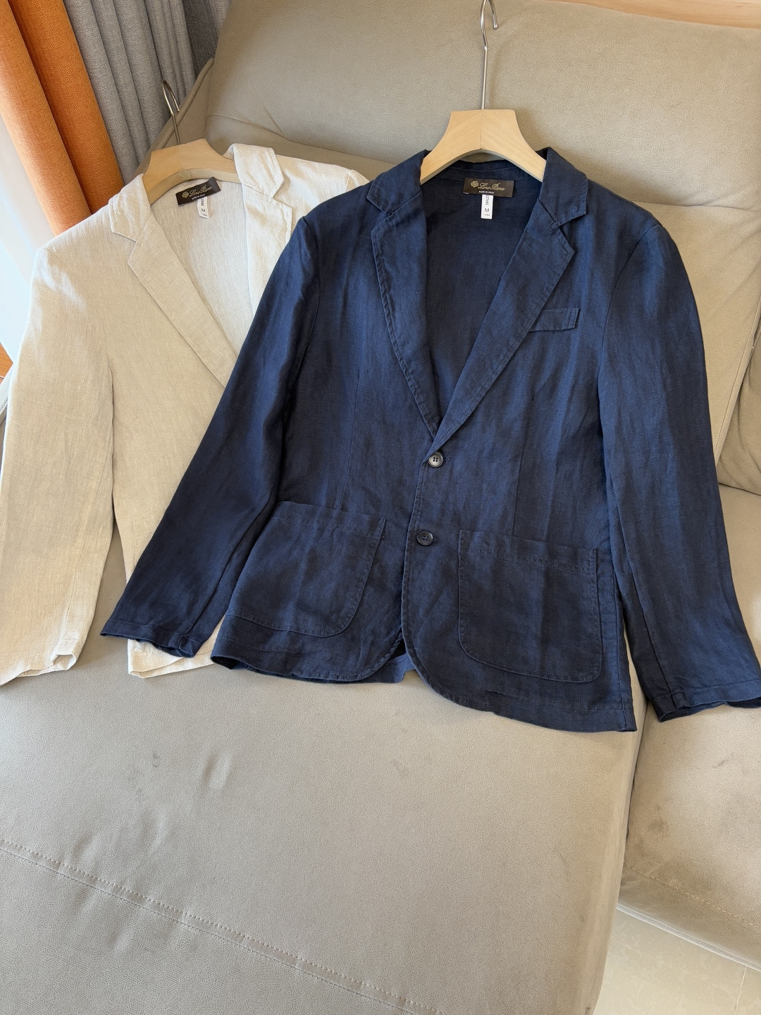 NO:550759,The top luxury imported linen fabric is the old-fashioned style, the two-pin buckle slant linen, the top luxury choice is the top luxury! Solbiati linen suit, interpreting the charm of retro gentlemen. When the legend of century-old fabric encounters classic tailoring, a suit that can interpret the excellent taste and style of men came into being. This flat-lucked two-pin slant linen suit made of imported fabric of 'Mark King' Solbiati is a masterpiece of interweaving elegance and retro, and will start a journey of exquisite outfits for you.  The use of imported linen fabrics shows the top texture. It is known as the 'King of Ma' and has a long history of more than a hundred years. Its strict control of linen raw materials and exquisite textile craftsmanship give the fabric an unparalleled quality. The 30-piece fineness makes the fabric delicate and tough. The 138 grams weight is moderate, which not only ensures a crisp and stylish dressing effect, but also has good breathability and comfort. The natural texture and color of linen demonstrates a unique natural beauty. Every time it is worn, it seems to be intimate contact with nature. In the hot summer, it can quickly take away the heat on the body surface and keep it refreshing; in other seasons, its warmth can bring just the right warmth, truly achieving a dressing experience that is suitable for all seasons.  Retro old Qian style elements are unique. The retro old Qian style design is inspired by classics and incorporates the understanding of modern fashion, making the suit exude a time-honored charm. The flat collar design is simple and elegant, classic and versatile, and can cleverly modify the face and neck lines, showing the ability and confidence of a man. The two-bar design not only conforms to the specifications of traditional suits, but also adds a bit of neatness. When worn, you can open and close freely according to the occasion to create different styles. The details of the oblique lining not only enhances the three-dimensionality and support of the suit, making the overall shape more crisp, but also effectively prevents the suit from deforming and extends the service life. M-4XL, loro piano, business suit, alexander wang19860909LP麻王”之称顶奢进口亚麻面料复古老钱风款式平驳领两粒扣斜插衬单西顶奢之选！Solbiati亚麻西装,演绎复古绅士魅力 当百年面料传奇邂逅经典剪裁,一款能诠释男士卓越品味与格调的西装应运而生.这款以“麻王”Solbiati进口面料打造的平驳领两粒扣斜插衬单西装,是优雅与复古交织的杰作,将为你开启一段精致的穿搭之旅. 选用进口亚麻面料,尽显顶级质感.素有“麻王”之称,拥有超过百年的悠久历史.其对亚麻原料的严格把控与精湛的纺织工艺,赋予了面料无与伦比的品质.30支的精细度,让面料质感细腻且富有韧性,138克的克重适中,既保证了挺括有型的穿着效果,又具备良好的透气性和舒适性.亚麻天然的纹理与色泽,彰显着独特的自然美感,每一次穿着都仿佛是与大自然的亲密接触.在炎炎夏日,它能迅速带走体表热量,保持清爽；而在其他季节,其保暖性又能带来恰到好处的温暖,真正实现四季皆宜的穿搭体验. 复古老钱风元素,别具韵味.复古的老钱风设计灵感源自经典,又融入了现代时尚的理解,让西装散发着历久弥新的魅力.平驳领设计简洁大方,经典且百搭,能够巧妙修饰脸型与颈部线条,展现出男士的干练与自信.两粒扣的设计既符合传统西装的规范,又增添了几分利落感,穿着时可根据场合自由开合,塑造出不同的风格.斜插衬的细节处理,不仅增强了西装的立体感和支撑性,使整体造型更加挺括,还能有效防止西装变形,延长使用寿命. 码数M-4XL,,loro piana,business suit,alexander wang,Men's clothing