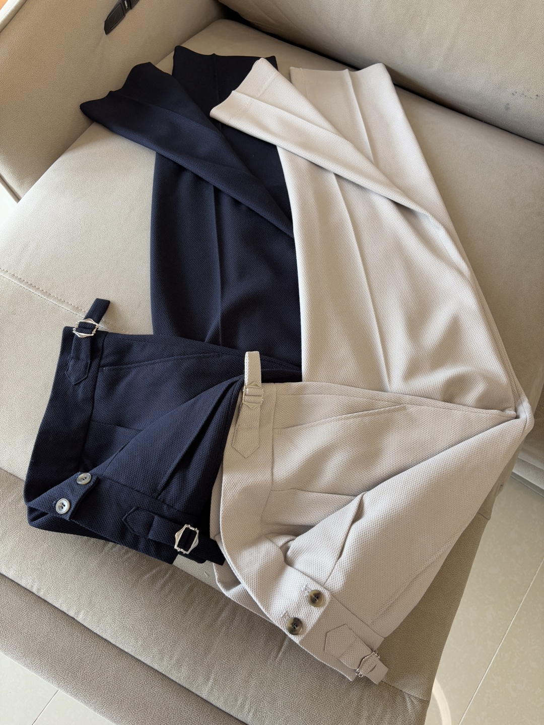 NO:519660,Fabric is old and rich in flavor, double pleated design, Neapolitan adjustable trousers, waist trousers] Tired of the same trousers?  This Italian trousers containing wool tinsel acetate fabric is definitely your new favorite. Luxury products are created and selected for luxury style. Let you be elegant in all seasons; acetate fiber has a natural drape, and it is elegant and comfortable when walking, and it is soft and shiny, showing low-key luxury; tinsel brings dryness and breathability, farewell to the stuffy and sticky. This fabric is not only skin-friendly, but also wrinkle-resistant and wear-resistant. It is worry-free and labor-saving for daily wear, and can last forever even if worn frequently. Looking at the design, the double-pleat design is the finishing touch. It not only adds the layering of the pants, but also cleverly expands the capacity of the pants, allowing you to move freely without any sense of restraint. Whether it is daily commuting, business negotiation, or leisurely weekends, it can be perfectly adapted.  The adjustable waist of Naples is unique. The unique Paris buckle design allows you to no longer worry about the constraints of the belt. You can find the most comfortable wearing state with a gentleman's face. You can easily raise the waistline and visually become long legs, and your elegant temperament is instantly full. The style full of old money is a tribute to classic gentleman's outfits. The simplicity contains the persistent pursuit of quality and details. When you wear it, you don't need to be ostentatious. Every move is full of high-end feeling, demonstrating the mature taste that has been settled over the years. When others are still tangled between the comfort and fashion of the trousers, you have already put on it and welcome every occasion in your life with confidence, and easily become the focus of the crowd. 29-38-35; 37, alexander wang19860909面料老钱味十足双褶设计那不勒斯可调节裤腰西裤】厌倦了千篇一律的西裤？这款含羊毛醋酸天丝面料的意式西裤,绝对是你的新宠.奢品缔造,甄选意奢风范. 让你在四季也能风度翩翩；醋酸纤维自带天然垂坠感,走起路来潇洒自在,而且光泽柔和,尽显低调奢华；天丝则带来了干爽透气,告别闷热黏腻.这种面料不仅亲肤,还抗皱耐磨,日常穿着省心省力,即便频繁穿着也能长久如新. 再看设计,双褶设计堪称点睛之笔.它既增添了裤子的层次感,又巧妙地扩充了裤身容量,让你活动自如,丝毫没有束缚感,不管是日常通勤、商务洽谈,还是悠闲的周末时光,都能完美适配. 那不勒斯可调节裤腰更是别具一格.独特的巴黎扣设计,让你无需再为腰带的束缚而烦恼,轻轻一调,就能找到最舒适的穿着状态,还能轻松拉高腰线,视觉上秒变大长腿,优雅气质瞬间拉满. 老钱味十足的风格,是对经典绅士着装的致敬,简约中蕴含着对品质与细节的执着追求,穿上它,无需张扬,举手投足间尽是高级感,彰显出历经岁月沉淀的成熟品味. 当别人还在西裤的舒适与时尚间纠结时,你已经穿上它,自信迎接生活中的每一个场合,轻松成为人群焦点.29-38没35；37,,alexander wang,Men's clothing