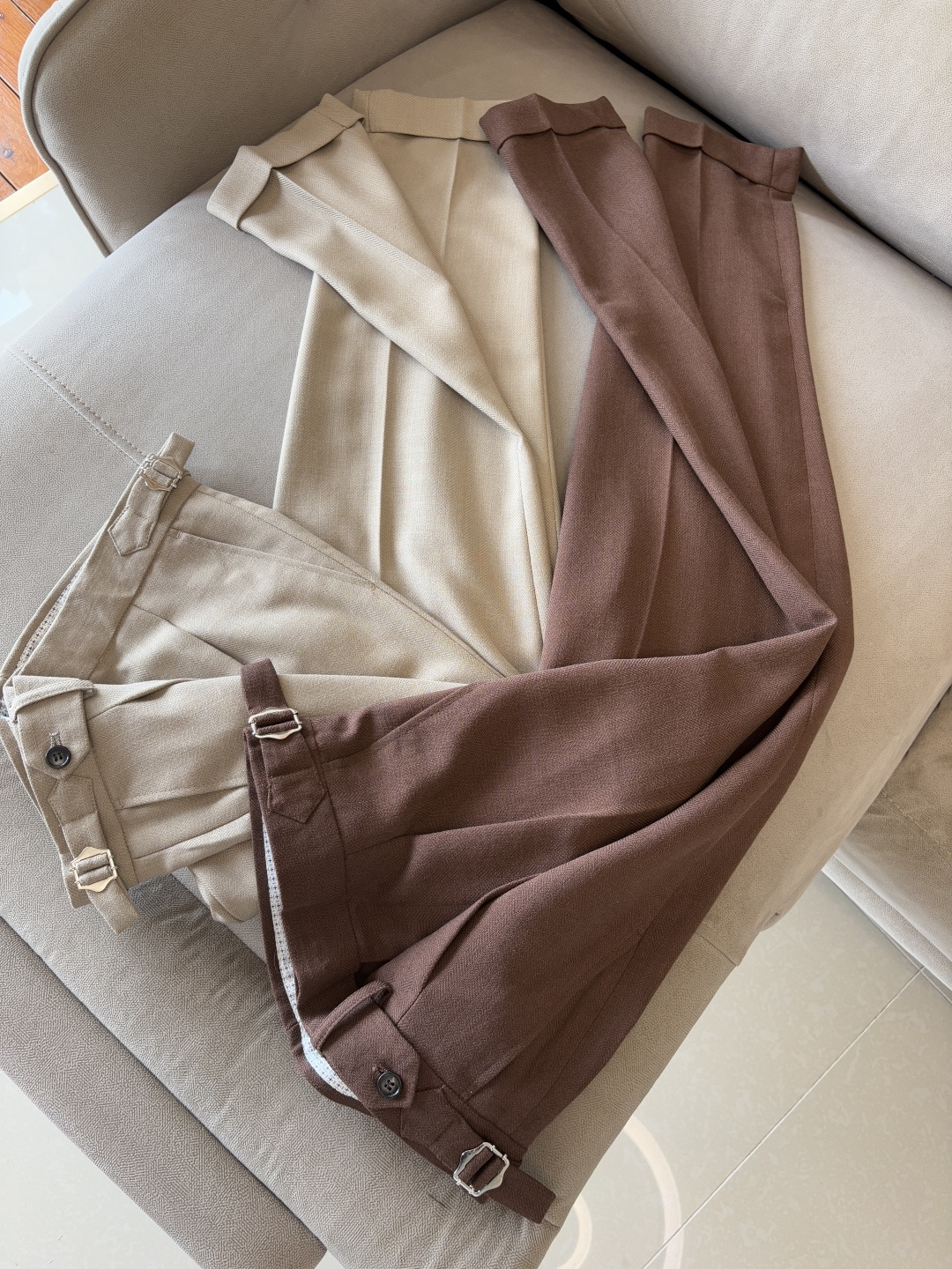 NO:421646,Fabric is old and rich in flavor, double pleated design, Neapolitan adjustable trousers, waist trousers] Tired of the same trousers?  This Italian trousers containing wool tinsel acetate fabric is definitely your new favorite. Luxury products are created and selected for luxury style. Let you be elegant in all seasons; acetate fiber has a natural drape, and it is elegant and comfortable when walking, and it is soft and shiny, showing low-key luxury; tinsel brings dryness and breathability, farewell to the stuffy and sticky. This fabric is not only skin-friendly, but also wrinkle-resistant and wear-resistant. It is worry-free and labor-saving for daily wear, and can last forever even if worn frequently. Looking at the design, the double-pleat design is the finishing touch. It not only adds the layering of the pants, but also cleverly expands the capacity of the pants, allowing you to move freely without any sense of restraint. Whether it is daily commuting, business negotiation, or leisurely weekends, it can be perfectly adapted.  The adjustable waist of Naples is unique. The unique Paris buckle design allows you to no longer worry about the constraints of the belt. You can find the most comfortable wearing state with a gentleman's face. You can easily raise the waistline and visually turn into long legs. The elegant temperament is instantly full of old money style. The style of the old and rich style is a tribute to classic gentleman's outfits. The simplicity contains the persistent pursuit of quality and details. When wearing it, there is no need to be ostentatious. Every move is full of high-end feeling, demonstrating the mature taste that has been settled over the years. When others are still tangled between the comfort and fashion of the trousers, you have already put on it and welcome every occasion in your life with confidence, and easily become the focus of the crowd. 29-38-35; 37,,alexander wang19860909面料老钱味十足双褶设计那不勒斯可调节裤腰西裤】厌倦了千篇一律的西裤？这款含羊毛醋酸天丝面料的意式西裤,绝对是你的新宠.奢品缔造,甄选意奢风范. 让你在四季也能风度翩翩；醋酸纤维自带天然垂坠感,走起路来潇洒自在,而且光泽柔和,尽显低调奢华；天丝则带来了干爽透气,告别闷热黏腻.这种面料不仅亲肤,还抗皱耐磨,日常穿着省心省力,即便频繁穿着也能长久如新. 再看设计,双褶设计堪称点睛之笔.它既增添了裤子的层次感,又巧妙地扩充了裤身容量,让你活动自如,丝毫没有束缚感,不管是日常通勤、商务洽谈,还是悠闲的周末时光,都能完美适配. 那不勒斯可调节裤腰更是别具一格.独特的巴黎扣设计,让你无需再为腰带的束缚而烦恼,轻轻一调,就能找到最舒适的穿着状态,还能轻松拉高腰线,视觉上秒变大长腿,优雅气质瞬间拉满. 老钱味十足的风格,是对经典绅士着装的致敬,简约中蕴含着对品质与细节的执着追求,穿上它,无需张扬,举手投足间尽是高级感,彰显出历经岁月沉淀的成熟品味. 当别人还在西裤的舒适与时尚间纠结时,你已经穿上它,自信迎接生活中的每一个场合,轻松成为人群焦点.29-38没35；37,,alexander wang,Men's clothing