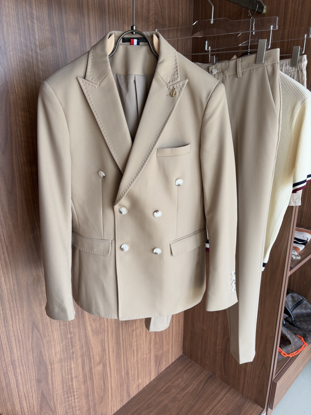Hand-Sewn Summer Suits: Elegance and Quality Craftsmanship for Gentlemen