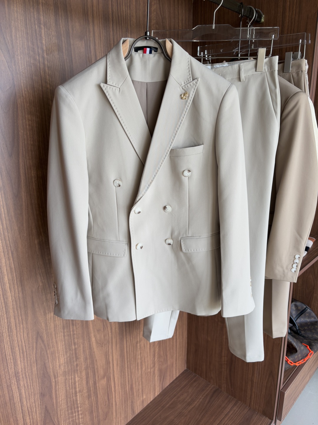 Hand-Made Summer Suit: Elegant, Customized, and High-Quality Craftsmanship for Gentlemen