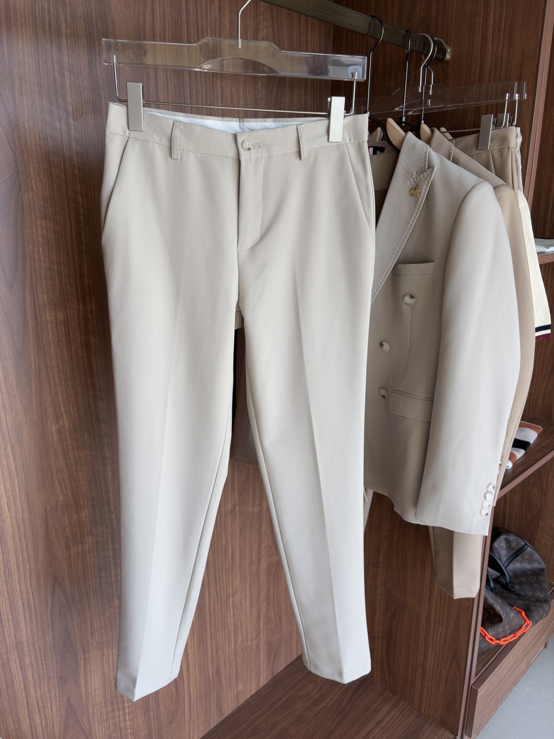 Hand-Made Summer Suit: Elegant, Customized, and High-Quality Craftsmanship for Gentlemen - 图片 3