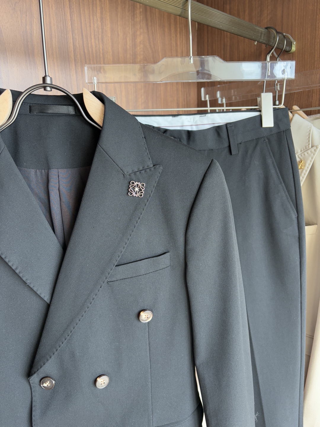 Handmade Summer Suit: Quality, Detail, and Elegance for Gentlemen - 图片 4