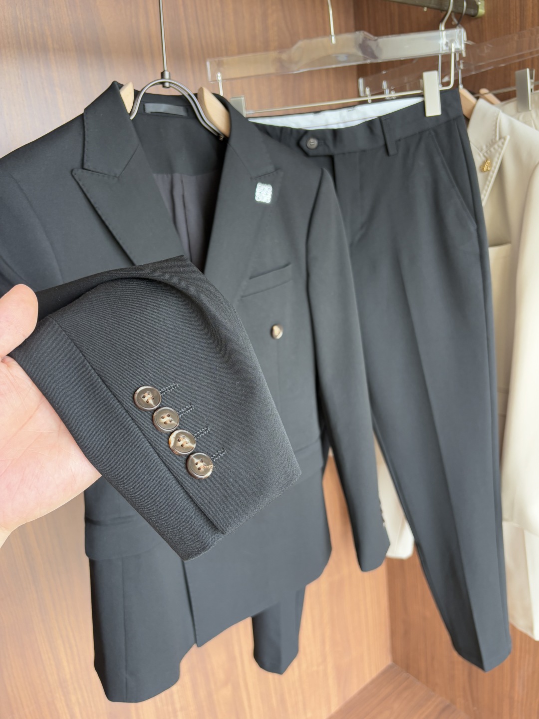 Handmade Summer Suit: Quality, Detail, and Elegance for Gentlemen - 图片 6