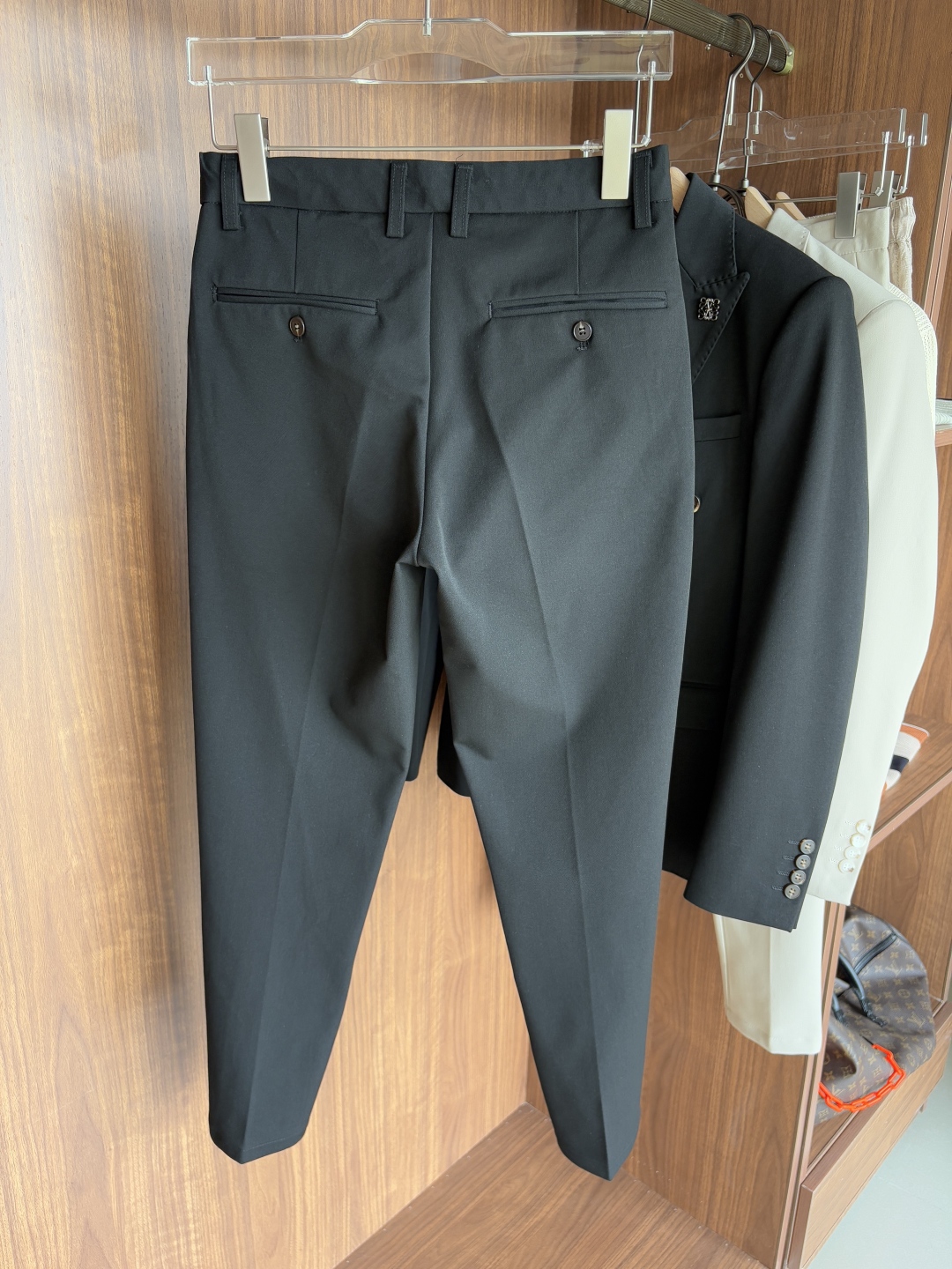Handmade Summer Suit: Elegance and Craftsmanship for Gentlemen in Hot Weather - 图片 4