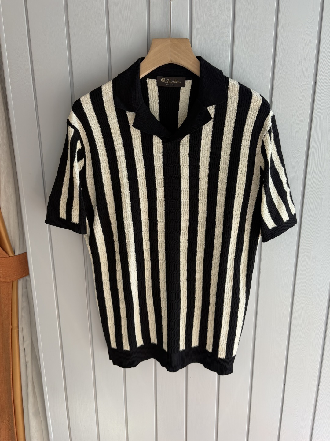 NO:440776,Time-consuming King' diamond jacquard design selects ultra-fine high-quality yarn lapel short-sleeved men's collection 'Time-consuming King' round neck and elegant craftsmanship, which is high-end when touching the skin. Craftsmanship and diamond hollow jacquard, three-dimensional diamond jacquard that takes several months to carve, woven architectural aesthetic texture between warp and weft, and the light and shadow penetrate, showing low-key luxury when light and shadow penetrate, and every move shows low-key luxury. Classic grid lapel short-sleeved design Simple lapel outlines neat lines, short-sleeved cut adapts to multiple scenes - layered suits during business meetings show elegance, casual wear reveals gentleman's taste, and the collection style never fades. The ultimate quality testimony of details Precision turning ensures that the seams are flat, the bone position is reinforced and durable without deformation; the neckline threads have been washed and tested, and they are still as crisp as new as they wear for a long time, and every detail is a testimony of 'time-consuming'. Code M-3XL001  020, T-shirt,business suit,alexander wang19860909耗时王”菱形提花设计甄选超细优质纱线翻领短袖男士典藏款「耗时王」圆领奢雅工艺,触肤即高阶. 匠心底蕴菱形镂空提花 耗时数月雕琢的立体菱形提花,经纬间织就建筑美学肌理,光影穿透时显隐交错,举手投足尽展低调奢华. 经典型格翻领短袖设计 简约翻领勾勒利落线条,短袖剪裁适配多场景——商务会晤时叠搭西装显儒雅,休闲时光单穿流露绅士品味,典藏款型永不褪色. 细节至臻品质见证 精密车工确保接缝平整,骨位加固耐穿不变形；领口螺纹经水洗测试,久穿仍挺括如新,每一处细节皆为「耗时」证言. 码数M-3XL001 020,,T-shirt,business suit,alexander wang,Men's clothing