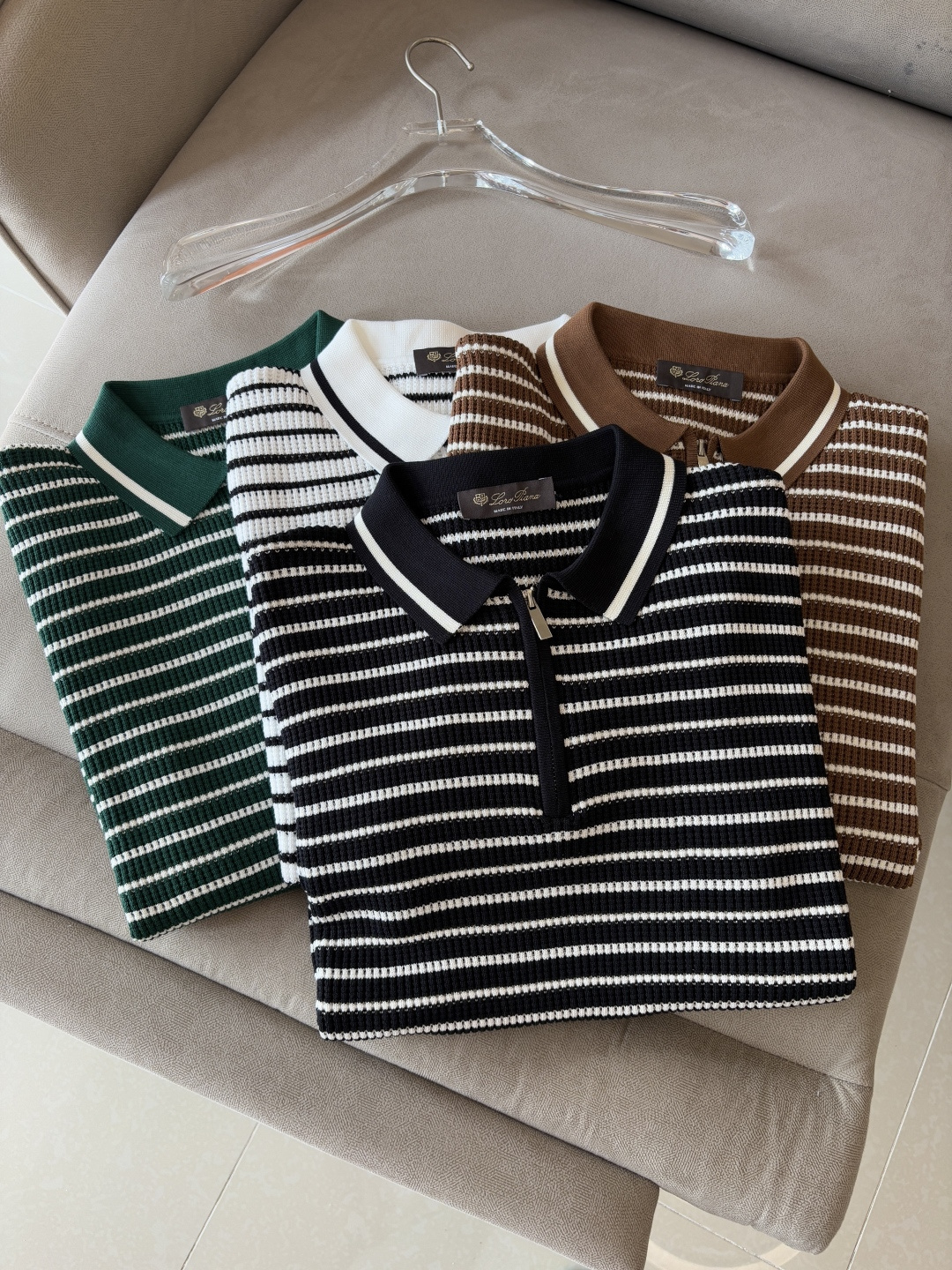 NO:445381,Time-consuming King' diamond jacquard design selects ultra-fine high-quality yarn lapel short-sleeved men's collection 'Time-consuming King' round neck and elegant craftsmanship, which is high-end when touching the skin. Craftsmanship and diamond hollow jacquard, three-dimensional diamond jacquard that takes several months to carve, woven architectural aesthetic texture between warp and weft, and the light and shadow penetrate, showing low-key luxury when light and shadow penetrate, and every move shows low-key luxury. Classic grid lapel short-sleeved design Simple lapel outlines neat lines, short-sleeved cut adapts to multiple scenes - layered suits during business meetings show elegance, casual wear reveals gentleman's taste, and the collection style never fades. The ultimate quality testimony of details Precision turning ensures that the seams are flat, the bone position is reinforced and durable without deformation; the neckline threads have been washed and tested, and they are still as crisp as new as they wear for a long time, and every detail is a testimony of 'time-consuming'. Code M-3XL001  020, T-shirt,business suit,alexander wang19860909耗时王”菱形提花设计甄选超细优质纱线翻领短袖男士典藏款「耗时王」圆领奢雅工艺,触肤即高阶. 匠心底蕴菱形镂空提花 耗时数月雕琢的立体菱形提花,经纬间织就建筑美学肌理,光影穿透时显隐交错,举手投足尽展低调奢华. 经典型格翻领短袖设计 简约翻领勾勒利落线条,短袖剪裁适配多场景——商务会晤时叠搭西装显儒雅,休闲时光单穿流露绅士品味,典藏款型永不褪色. 细节至臻品质见证 精密车工确保接缝平整,骨位加固耐穿不变形；领口螺纹经水洗测试,久穿仍挺括如新,每一处细节皆为「耗时」证言. 码数M-3XL001 020,,T-shirt,business suit,alexander wang,Men's clothing