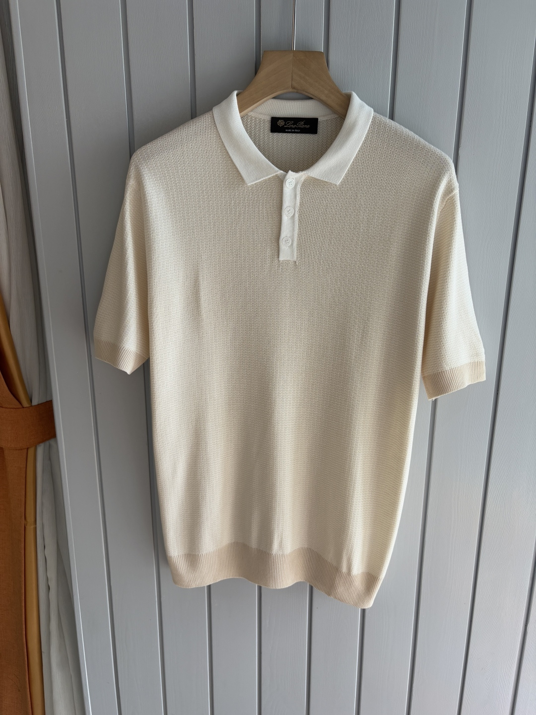 NO:486576,Time-consuming King' diamond jacquard design selects ultra-fine high-quality yarn lapel short-sleeved men's collection 'Time-consuming King' round neck and elegant craftsmanship, which is high-end when touching the skin. Craftsmanship and diamond hollow jacquard, three-dimensional diamond jacquard that takes several months to carve, woven architectural aesthetic texture between warp and weft, and the light and shadow penetrate, showing low-key luxury when light and shadow penetrate, and every move shows low-key luxury. Classic grid lapel short-sleeved design Simple lapel outlines neat lines, short-sleeved cut adapts to multiple scenes - layered suits during business meetings show elegance, casual wear reveals gentleman's taste, and the collection style never fades. The ultimate quality testimony of details Precision turning ensures that the seams are flat, the bone position is reinforced and durable without deformation; the neckline threads have been washed and tested, and they are still as crisp as new as they wear for a long time, and every detail is a testimony of 'time-consuming'. Code M-3XL001  020, T-shirt,business suit,alexander wang19860909耗时王”菱形提花设计甄选超细优质纱线翻领短袖男士典藏款「耗时王」圆领奢雅工艺,触肤即高阶. 匠心底蕴菱形镂空提花 耗时数月雕琢的立体菱形提花,经纬间织就建筑美学肌理,光影穿透时显隐交错,举手投足尽展低调奢华. 经典型格翻领短袖设计 简约翻领勾勒利落线条,短袖剪裁适配多场景——商务会晤时叠搭西装显儒雅,休闲时光单穿流露绅士品味,典藏款型永不褪色. 细节至臻品质见证 精密车工确保接缝平整,骨位加固耐穿不变形；领口螺纹经水洗测试,久穿仍挺括如新,每一处细节皆为「耗时」证言. 码数M-3XL001 020,,T-shirt,business suit,alexander wang,Men's clothing