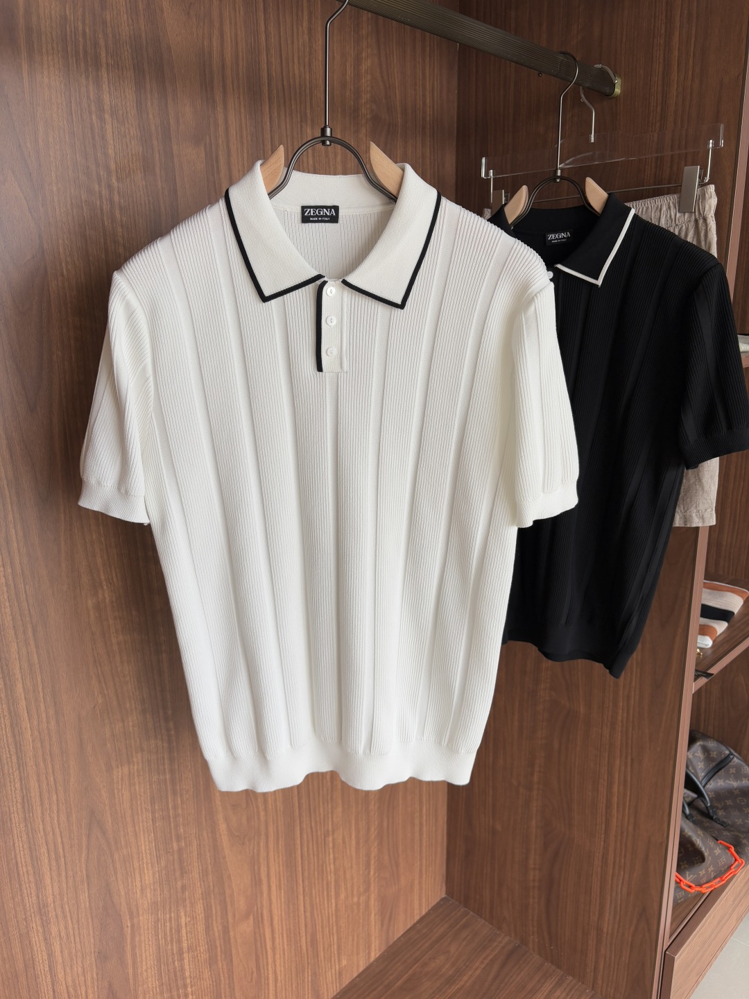 NO:478325,Z Family Time-consuming King' diamond jacquard design selects ultra-fine high-quality yarn with goat mulberry silk lapel short-sleeved men's collection 'Time-consuming King' round neck and elegant craftsmanship, which is high-end when touching the skin. Craftsmanship is ingenious and has a three-dimensional diamond jacquard that takes several months to carve. The architectural aesthetic texture is weaved between warp and weft. The light and shadow penetrate, and the gestures show low-key luxury. The ultra-fine high-quality yarn is selected, integrating the soft and glutinous skin-friendly of Inner Mongolia white velvet cashmere, and the smooth draping of mulberry silk is light and as light as nothing but luxurious. It is wearing it close to the body like a cloud. Classic lattice lapel short-sleeved design Simple lapel outlines neat lines, short-sleeved cut is suitable for many scenes - layered suits during business meetings show elegance, casual wear reveals gentleman's taste, and the collection style never fades. The ultimate quality of details is verified  Precision turning workers ensure that the seams are flat and the bone position is reinforced and not deformed. The neckline threads have been washed and tested, and they are still as crisp as new as they are worn for a long time. Every detail is a testimony of 'time-consuming'. Number M-3XL, T-shirt, business suit, alexander wang19860909Z家耗时王”菱形提花设计甄选超细优质纱线含山羊桑蚕丝翻领短袖男士典藏款「耗时王」圆领奢雅工艺,触肤即高阶. 匠心底蕴菱形镂空提花 耗时数月雕琢的立体菱形提花,经纬间织就建筑美学肌理,光影穿透时显隐交错,举手投足尽展低调奢华. 甄选超细优质纱线,融合内蒙古白绒山羊绒的软糯亲肤,与桑蚕丝的柔滑垂坠,轻若无物却奢感天成,贴身穿着如云端轻抚. 经典型格翻领短袖设计 简约翻领勾勒利落线条,短袖剪裁适配多场景——商务会晤时叠搭西装显儒雅,休闲时光单穿流露绅士品味,典藏款型永不褪色. 细节至臻品质见证 精密车工确保接缝平整,骨位加固耐穿不变形；领口螺纹经水洗测试,久穿仍挺括如新,每一处细节皆为「耗时」证言. 码数M-3XL,,T-shirt,business suit,alexander wang,Men's clothing