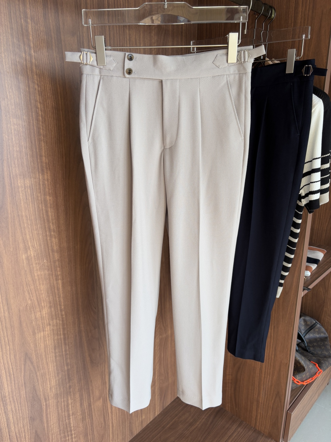 NO:445372,Fabric is old and rich in flavor, double pleated design, Neapolitan adjustable trousers, waist trousers] Tired of the same trousers?  This Italian trousers containing wool tinsel acetate fabric is definitely your new favorite. Luxury products are created and selected for luxury style. Let you be elegant in all seasons; acetate fiber has a natural drape, and it is elegant and comfortable when walking, and it is soft and shiny, showing low-key luxury; tinsel brings dryness and breathability, farewell to the stuffy and sticky. This fabric is not only skin-friendly, but also wrinkle-resistant and wear-resistant. It is worry-free and labor-saving for daily wear, and can last forever even if worn frequently. Looking at the design, the double-pleat design is the finishing touch. It not only adds the layering of the pants, but also cleverly expands the capacity of the pants, allowing you to move freely without any sense of restraint. Whether it is daily commuting, business negotiation, or leisurely weekends, it can be perfectly adapted.  The adjustable waist of Naples is unique. The unique Paris buckle design allows you to no longer worry about the constraints of the belt. You can find the most comfortable wearing state with a gentleman's face. You can easily raise the waistline and visually turn into long legs. The elegant temperament is instantly full of old money style. The style of the old and rich style is a tribute to classic gentleman's outfits. The simplicity contains the persistent pursuit of quality and details. When wearing it, there is no need to be ostentatious. Every move is full of high-end feeling, demonstrating the mature taste that has been settled over the years. When others are still tangled between the comfort and fashion of the trousers, you have already put on it and welcome every occasion in your life with confidence, and easily become the focus of the crowd. 29-38-35; 37,,alexander wang19860909面料老钱味十足双褶设计那不勒斯可调节裤腰西裤】厌倦了千篇一律的西裤？这款含羊毛醋酸天丝面料的意式西裤,绝对是你的新宠.奢品缔造,甄选意奢风范. 让你在四季也能风度翩翩；醋酸纤维自带天然垂坠感,走起路来潇洒自在,而且光泽柔和,尽显低调奢华；天丝则带来了干爽透气,告别闷热黏腻.这种面料不仅亲肤,还抗皱耐磨,日常穿着省心省力,即便频繁穿着也能长久如新. 再看设计,双褶设计堪称点睛之笔.它既增添了裤子的层次感,又巧妙地扩充了裤身容量,让你活动自如,丝毫没有束缚感,不管是日常通勤、商务洽谈,还是悠闲的周末时光,都能完美适配. 那不勒斯可调节裤腰更是别具一格.独特的巴黎扣设计,让你无需再为腰带的束缚而烦恼,轻轻一调,就能找到最舒适的穿着状态,还能轻松拉高腰线,视觉上秒变大长腿,优雅气质瞬间拉满. 老钱味十足的风格,是对经典绅士着装的致敬,简约中蕴含着对品质与细节的执着追求,穿上它,无需张扬,举手投足间尽是高级感,彰显出历经岁月沉淀的成熟品味. 当别人还在西裤的舒适与时尚间纠结时,你已经穿上它,自信迎接生活中的每一个场合,轻松成为人群焦点.29-38没35；37,,alexander wang,Men's clothing