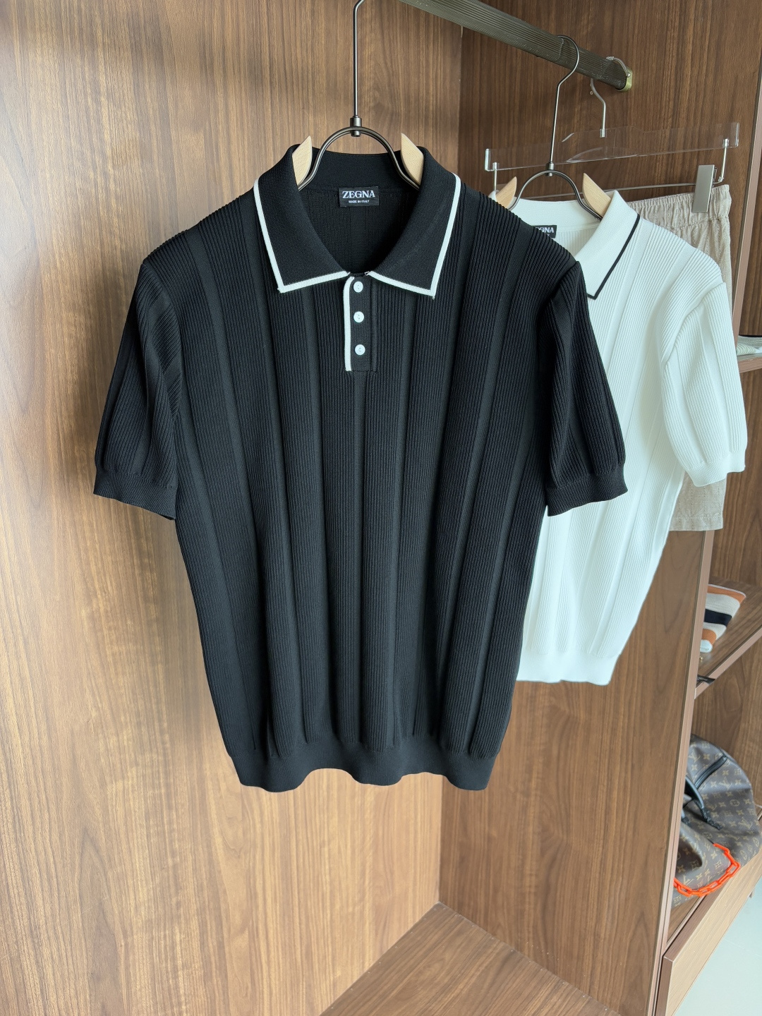 NO:445363,Z Family Time-consuming King' diamond jacquard design selects ultra-fine high-quality yarn with goat mulberry silk lapel short-sleeved men's collection 'Time-consuming King' round neck and elegant craftsmanship, which is high-end when touching the skin. Craftsmanship is ingenious and has a three-dimensional diamond jacquard that takes several months to carve. The architectural aesthetic texture is weaved between warp and weft. The light and shadow penetrate, and the gestures show low-key luxury. The ultra-fine high-quality yarn is selected, integrating the soft and glutinous skin-friendly of Inner Mongolia white velvet cashmere, and the smooth draping of mulberry silk is light and as light as nothing but luxurious. It is wearing it close to the body like a cloud. Classic lattice lapel short-sleeved design Simple lapel outlines neat lines, short-sleeved cut is suitable for many scenes - layered suits during business meetings show elegance, casual wear reveals gentleman's taste, and the collection style never fades. The ultimate quality of details is verified  Precision turning workers ensure that the seams are flat and the bone position is reinforced and not deformed. The neckline threads have been washed and tested, and they are still as crisp as new as they are worn for a long time. Every detail is a testimony of 'time-consuming'. Number M-3XL, T-shirt, business suit, alexander wang19860909Z家耗时王”菱形提花设计甄选超细优质纱线含山羊桑蚕丝翻领短袖男士典藏款「耗时王」圆领奢雅工艺,触肤即高阶. 匠心底蕴菱形镂空提花 耗时数月雕琢的立体菱形提花,经纬间织就建筑美学肌理,光影穿透时显隐交错,举手投足尽展低调奢华. 甄选超细优质纱线,融合内蒙古白绒山羊绒的软糯亲肤,与桑蚕丝的柔滑垂坠,轻若无物却奢感天成,贴身穿着如云端轻抚. 经典型格翻领短袖设计 简约翻领勾勒利落线条,短袖剪裁适配多场景——商务会晤时叠搭西装显儒雅,休闲时光单穿流露绅士品味,典藏款型永不褪色. 细节至臻品质见证 精密车工确保接缝平整,骨位加固耐穿不变形；领口螺纹经水洗测试,久穿仍挺括如新,每一处细节皆为「耗时」证言. 码数M-3XL,,T-shirt,business suit,alexander wang,Men's clothing