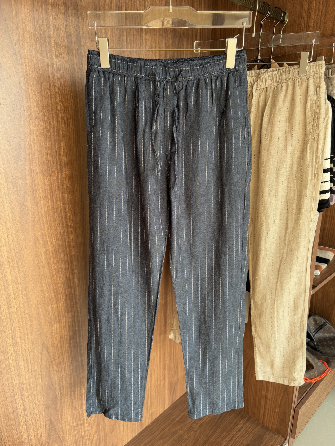 NO:454470,L, spring and summer embroidery logo % full hemp fashion casual pants pants Uncontrollable creation dynamic and attractive, perfect dress makes fashionable business casual and easy to break. Natural fine fiber rain dew thread + silk fiber blended material, made of golden ratio combed textile, very light and soft texture, with moisture absorption and heat dissipation and breathability, cool and wide. Neat threading sewing, elastic drawstring waist + embroidery logo decoration opens a new perspective of modern and fashionable seasoning luxury. S-XXL,, gold, alexander wang19860909L、春夏刺绣标识 ％全麻时尚休闲裤 裤子 无节制的创造动感兼具吸引力,完美着装让时尚商务休闲轻而易举的攻破. 天然细纤维雨露麻料＋丝质纤维混纺材质,黄金比例精梳纺织而成,质地非常轻盈轻薄柔软,具有吸湿散热与透气的效果,凉爽挺阔. 工整的走线缝制,弹力抽绳腰间＋刺绣标识装饰开启现代时尚的调味剂奢华的新视角. S-XXL,,gold,alexander wang,Men's clothing