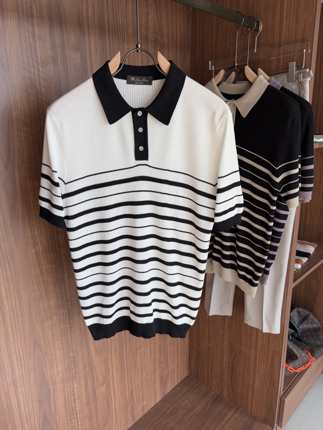 NO:470300,Time-consuming King' diamond jacquard design selects ultra-fine high-quality yarn lapel short-sleeved men's collection 'Time-consuming King' round neck and elegant craftsmanship, which is high-end when touching the skin. Craftsmanship and diamond hollow jacquard, three-dimensional diamond jacquard that takes several months to carve, woven architectural aesthetic texture between warp and weft, and the light and shadow penetrate, showing low-key luxury when light and shadow penetrate, and every move shows low-key luxury. Classic grid lapel short-sleeved design Simple lapel outlines neat lines, short-sleeved cut adapts to multiple scenes - layered suits during business meetings show elegance, casual wear reveals gentleman's taste, and the collection style never fades. The ultimate quality testimony of details Precision turning ensures that the seams are flat, the bone position is reinforced and durable without deformation; the neckline threads have been washed and tested, and they are still as crisp as new as they wear for a long time, and every detail is a testimony of 'time-consuming'. Code M-3XL001  020, T-shirt,business suit,alexander wang19860909耗时王”菱形提花设计甄选超细优质纱线翻领短袖男士典藏款「耗时王」圆领奢雅工艺,触肤即高阶. 匠心底蕴菱形镂空提花 耗时数月雕琢的立体菱形提花,经纬间织就建筑美学肌理,光影穿透时显隐交错,举手投足尽展低调奢华. 经典型格翻领短袖设计 简约翻领勾勒利落线条,短袖剪裁适配多场景——商务会晤时叠搭西装显儒雅,休闲时光单穿流露绅士品味,典藏款型永不褪色. 细节至臻品质见证 精密车工确保接缝平整,骨位加固耐穿不变形；领口螺纹经水洗测试,久穿仍挺括如新,每一处细节皆为「耗时」证言. 码数M-3XL001 020,,T-shirt,business suit,alexander wang,Men's clothing