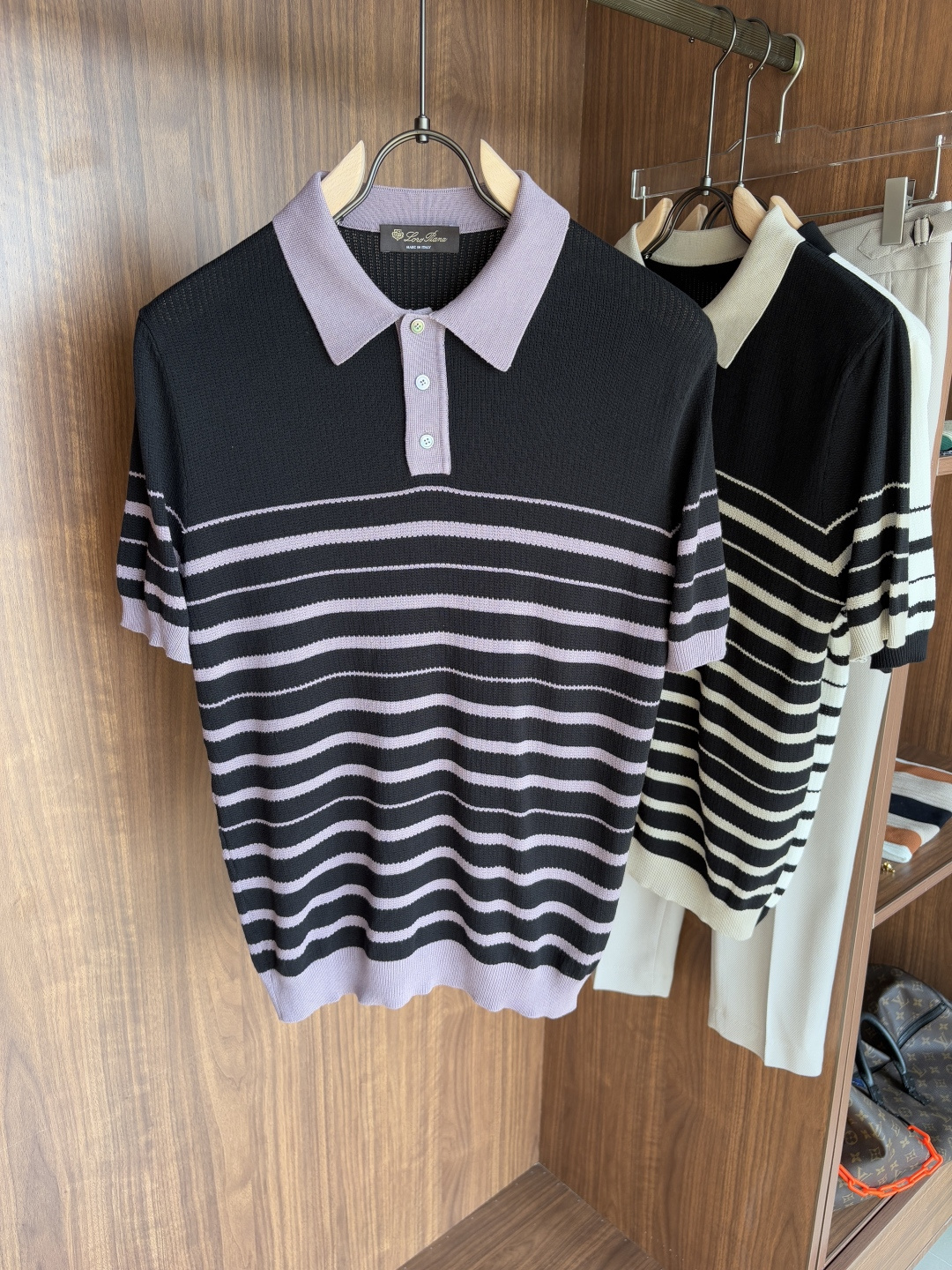 NO:445428,Time-consuming King' diamond jacquard design selects ultra-fine high-quality yarn lapel short-sleeved men's collection 'Time-consuming King' round neck and elegant craftsmanship, which is high-end when touching the skin. Craftsmanship and diamond hollow jacquard, three-dimensional diamond jacquard that takes several months to carve, woven architectural aesthetic texture between warp and weft, and the light and shadow penetrate, showing low-key luxury when light and shadow penetrate, and every move shows low-key luxury. Classic grid lapel short-sleeved design Simple lapel outlines neat lines, short-sleeved cut adapts to multiple scenes - layered suits during business meetings show elegance, casual wear reveals gentleman's taste, and the collection style never fades. The ultimate quality testimony of details Precision turning ensures that the seams are flat, the bone position is reinforced and durable without deformation; the neckline threads have been washed and tested, and they are still as crisp as new as they wear for a long time, and every detail is a testimony of 'time-consuming'. Code M-3XL001  020, T-shirt,business suit,alexander wang19860909耗时王”菱形提花设计甄选超细优质纱线翻领短袖男士典藏款「耗时王」圆领奢雅工艺,触肤即高阶. 匠心底蕴菱形镂空提花 耗时数月雕琢的立体菱形提花,经纬间织就建筑美学肌理,光影穿透时显隐交错,举手投足尽展低调奢华. 经典型格翻领短袖设计 简约翻领勾勒利落线条,短袖剪裁适配多场景——商务会晤时叠搭西装显儒雅,休闲时光单穿流露绅士品味,典藏款型永不褪色. 细节至臻品质见证 精密车工确保接缝平整,骨位加固耐穿不变形；领口螺纹经水洗测试,久穿仍挺括如新,每一处细节皆为「耗时」证言. 码数M-3XL001 020,,T-shirt,business suit,alexander wang,Men's clothing