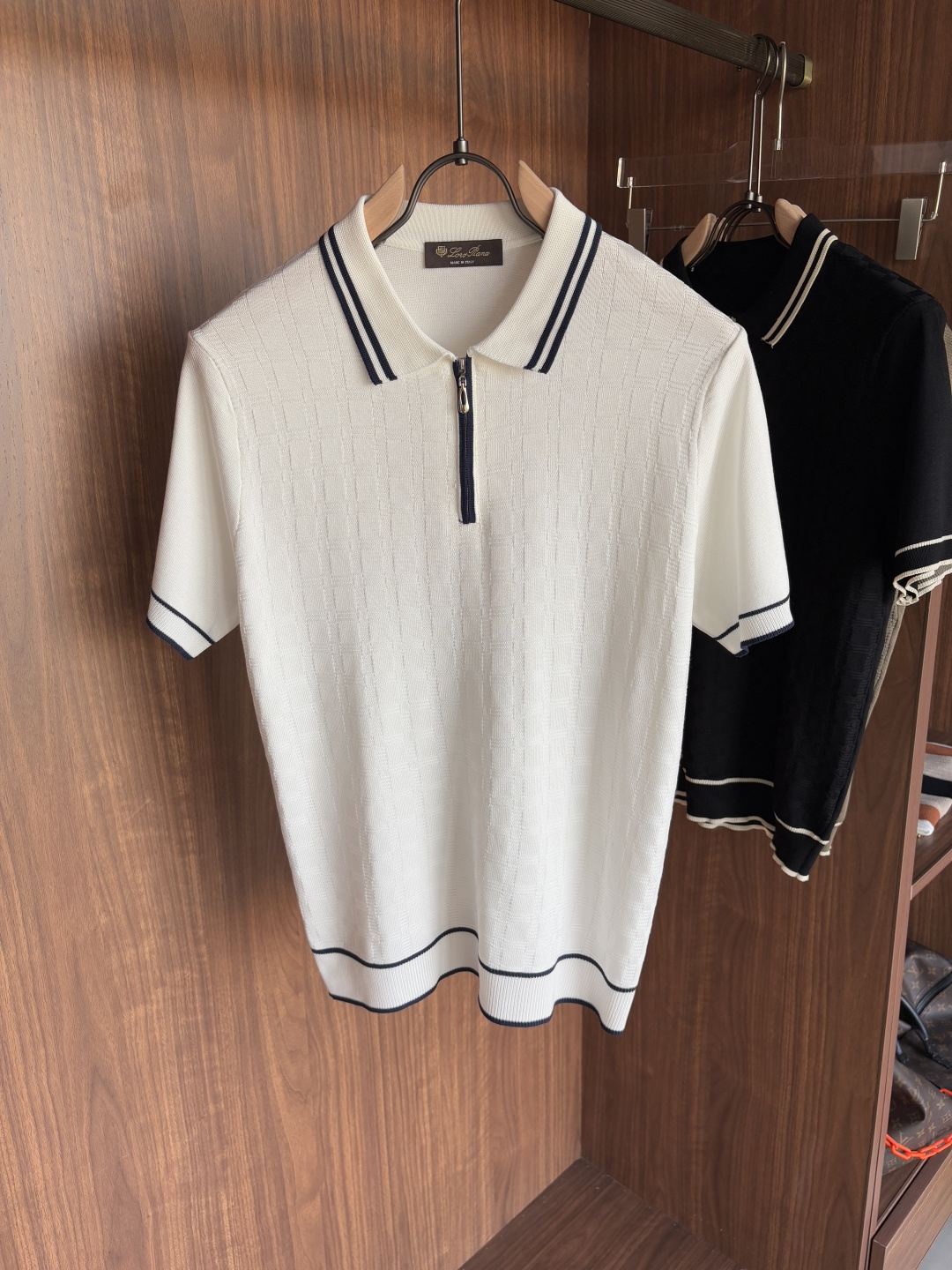 NO:470284,Time-consuming King' diamond jacquard design selects ultra-fine high-quality yarn with goat mulberry silk lapel short-sleeved men's collection 'Time-consuming King' round neck and elegant craftsmanship, which is high-end when touching the skin. Craftsmanship is ingenious and diamond hollow jacquard. The three-dimensional diamond jacquard that takes several months to carve, woven architectural aesthetic texture between warp and weft, and the light and shadow penetrates, showing low-key luxury. Selects ultra-fine high-quality yarn, blending the soft and glutinous skin-friendly of Inner Mongolia white velvet cashmere, and the smooth draping of mulberry silk, light as nothing but luxurious, and wearing it close to the body is like a cloud caress. Classic lattice lapel short-sleeved design Simple lapel outlines neat lines, short-sleeved cut adapts to multiple scenes - layered suits during business meetings show elegance, casual wear reveals gentleman's taste, and the collection style never fades. The ultimate quality of details is verified  Precision turning workers ensure that the seams are flat and the bone position is reinforced and durable without deformation; the neckline threads have been washed and tested, and they are still as crisp as new as they are worn for a long time, and every detail is a testimony of 'time-consuming'. Number M-3XL, T-shirt, business suit, alexander wang19860909耗时王”菱形提花设计甄选超细优质纱线含山羊桑蚕丝翻领短袖男士典藏款「耗时王」圆领奢雅工艺,触肤即高阶. 匠心底蕴菱形镂空提花 耗时数月雕琢的立体菱形提花,经纬间织就建筑美学肌理,光影穿透时显隐交错,举手投足尽展低调奢华. 甄选超细优质纱线,融合内蒙古白绒山羊绒的软糯亲肤,与桑蚕丝的柔滑垂坠,轻若无物却奢感天成,贴身穿着如云端轻抚. 经典型格翻领短袖设计 简约翻领勾勒利落线条,短袖剪裁适配多场景——商务会晤时叠搭西装显儒雅,休闲时光单穿流露绅士品味,典藏款型永不褪色. 细节至臻品质见证 精密车工确保接缝平整,骨位加固耐穿不变形；领口螺纹经水洗测试,久穿仍挺括如新,每一处细节皆为「耗时」证言. 码数M-3XL,,T-shirt,business suit,alexander wang,Men's clothing