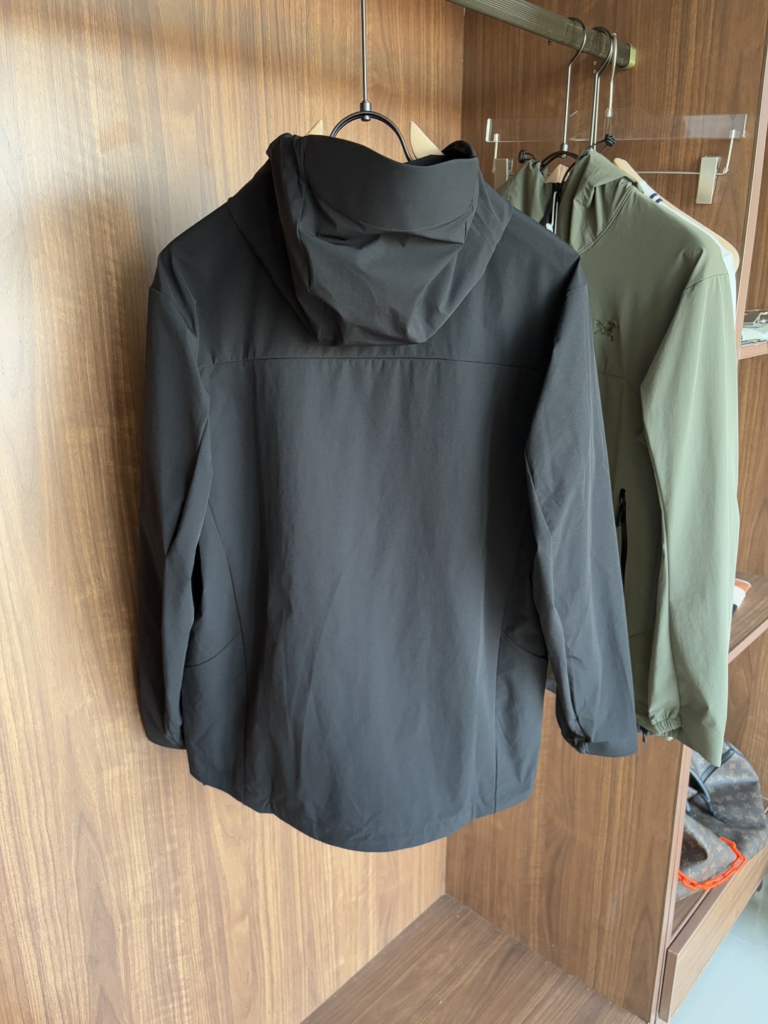 爆款 顶配 Beta SL冲锋衣是一款专为户外探险设计的高性能外套。
采用GORE-TEX 面料。
具备