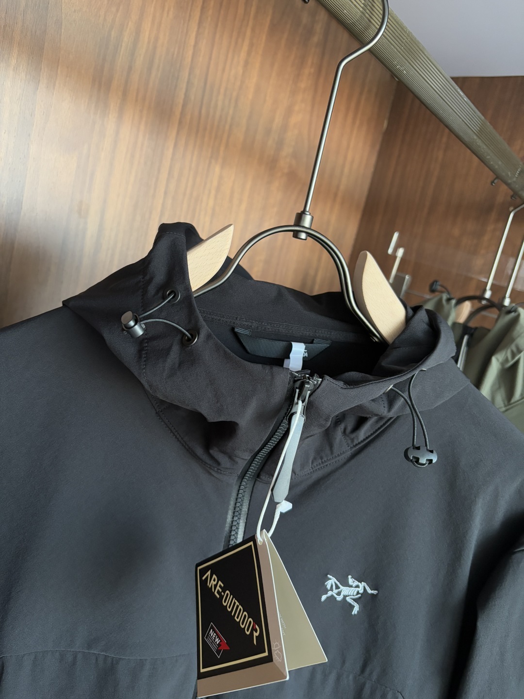 爆款 顶配 Beta SL冲锋衣是一款专为户外探险设计的高性能外套。
采用GORE-TEX 面料。
具备