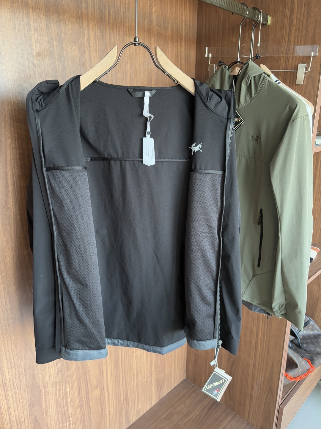 爆款 顶配 Beta SL冲锋衣是一款专为户外探险设计的高性能外套。
采用GORE-TEX 面料。
具备