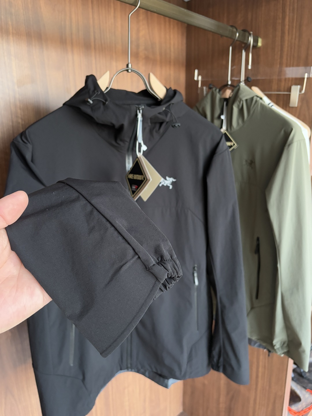 爆款 顶配 Beta SL冲锋衣是一款专为户外探险设计的高性能外套。
采用GORE-TEX 面料。
具备