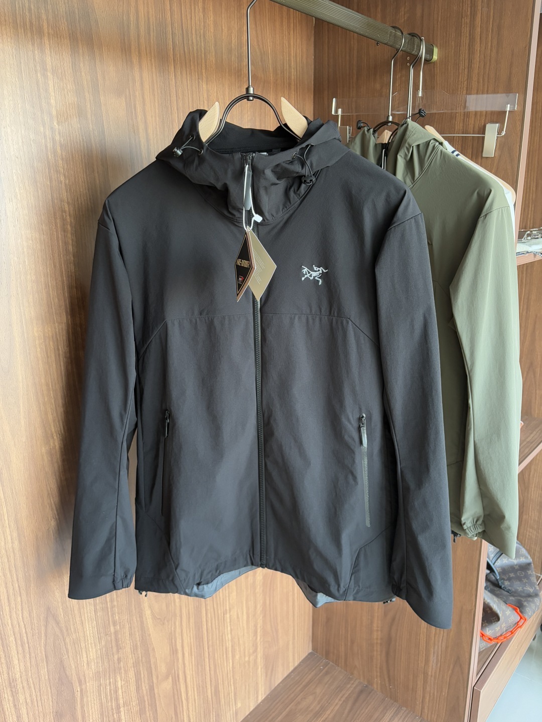 爆款 顶配 Beta SL冲锋衣是一款专为户外探险设计的高性能外套。
采用GORE-TEX 面料。
具备