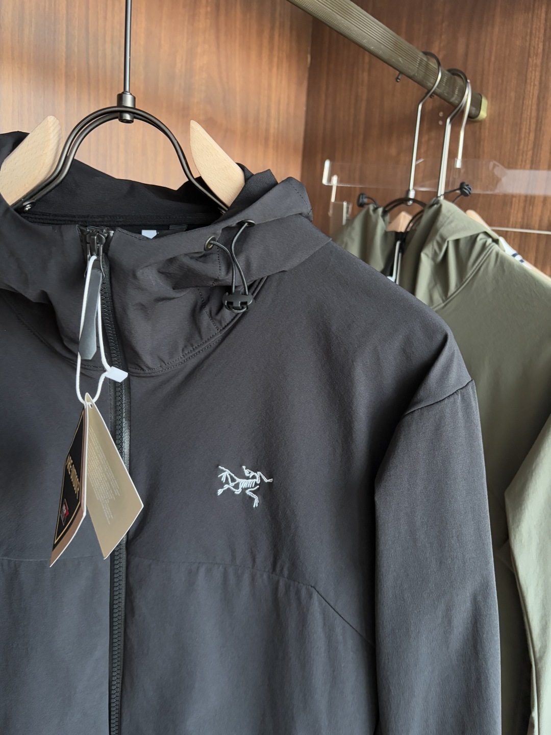 爆款 顶配 Beta SL冲锋衣是一款专为户外探险设计的高性能外套。
采用GORE-TEX 面料。
具备