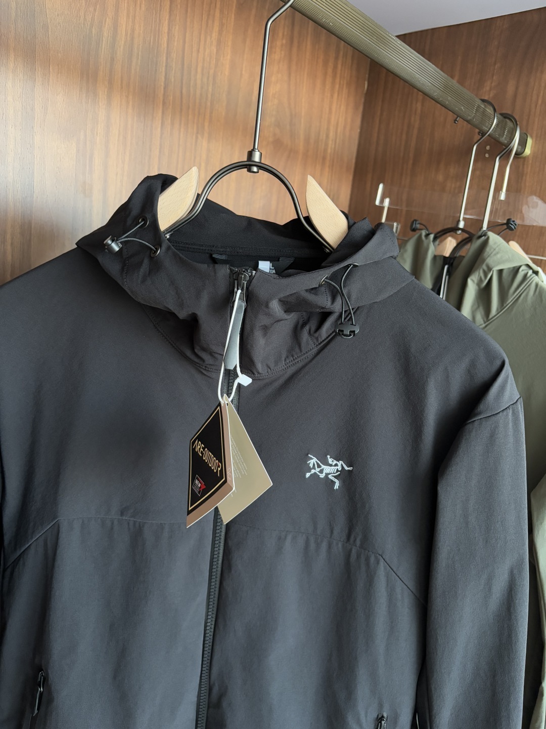 爆款 顶配 Beta SL冲锋衣是一款专为户外探险设计的高性能外套。
采用GORE-TEX 面料。
具备